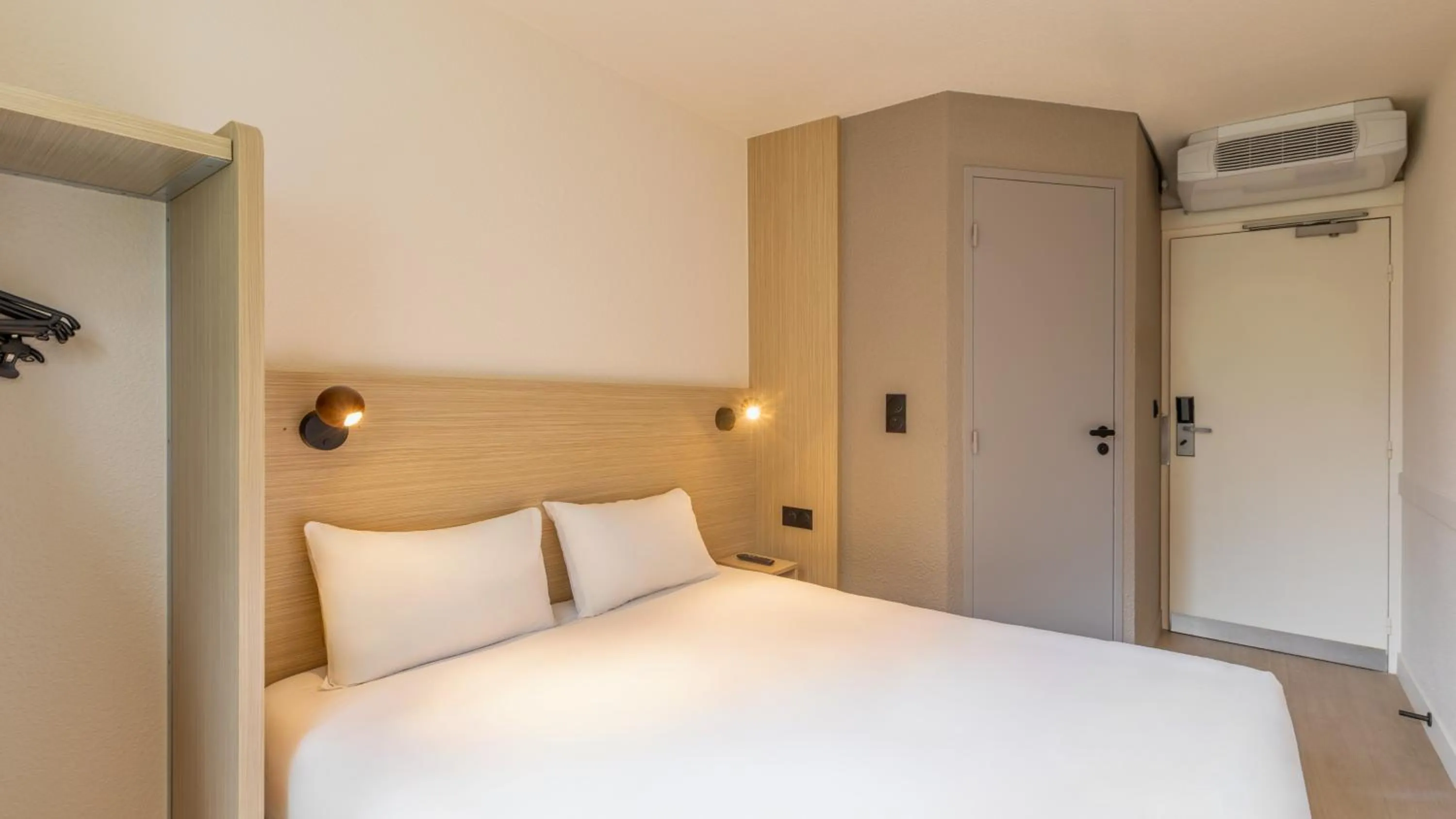 Bedroom, Bed in Premiere Classe Roissy CDG - Paris Nord 2 - Parc des Expositions