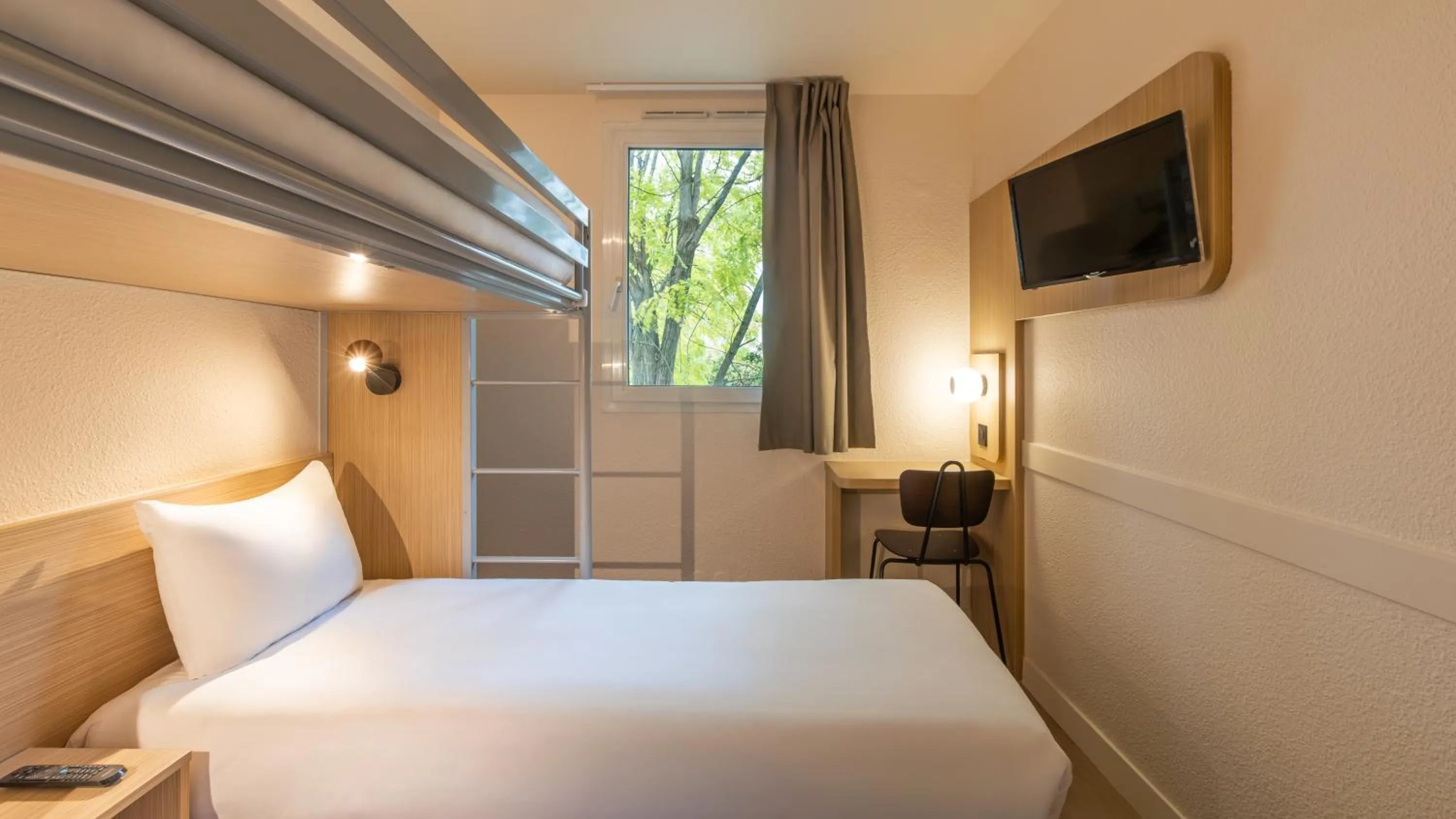 Bed in Premiere Classe Roissy CDG - Paris Nord 2 - Parc des Expositions