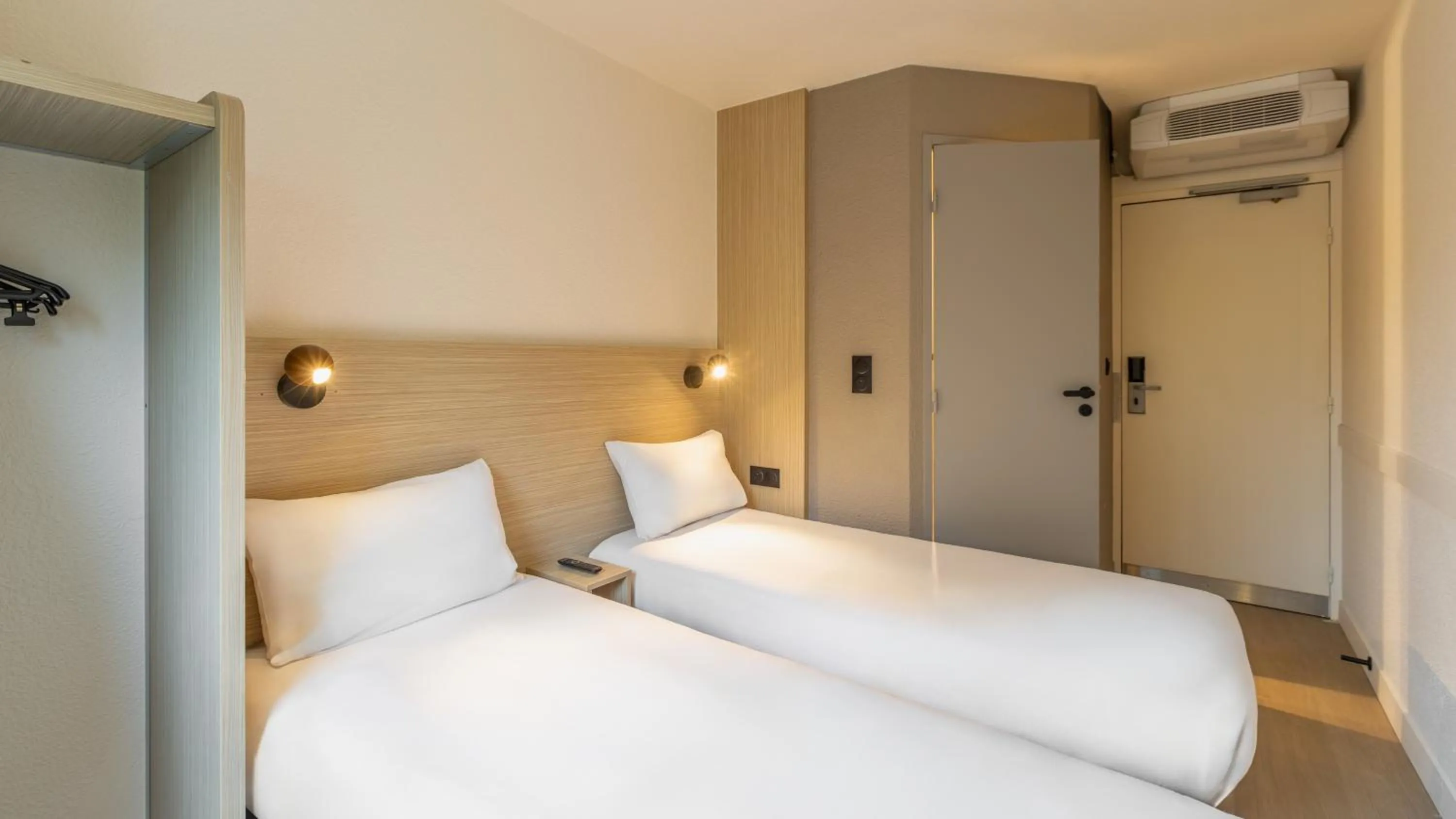 Bedroom, Bed in Premiere Classe Roissy CDG - Paris Nord 2 - Parc des Expositions