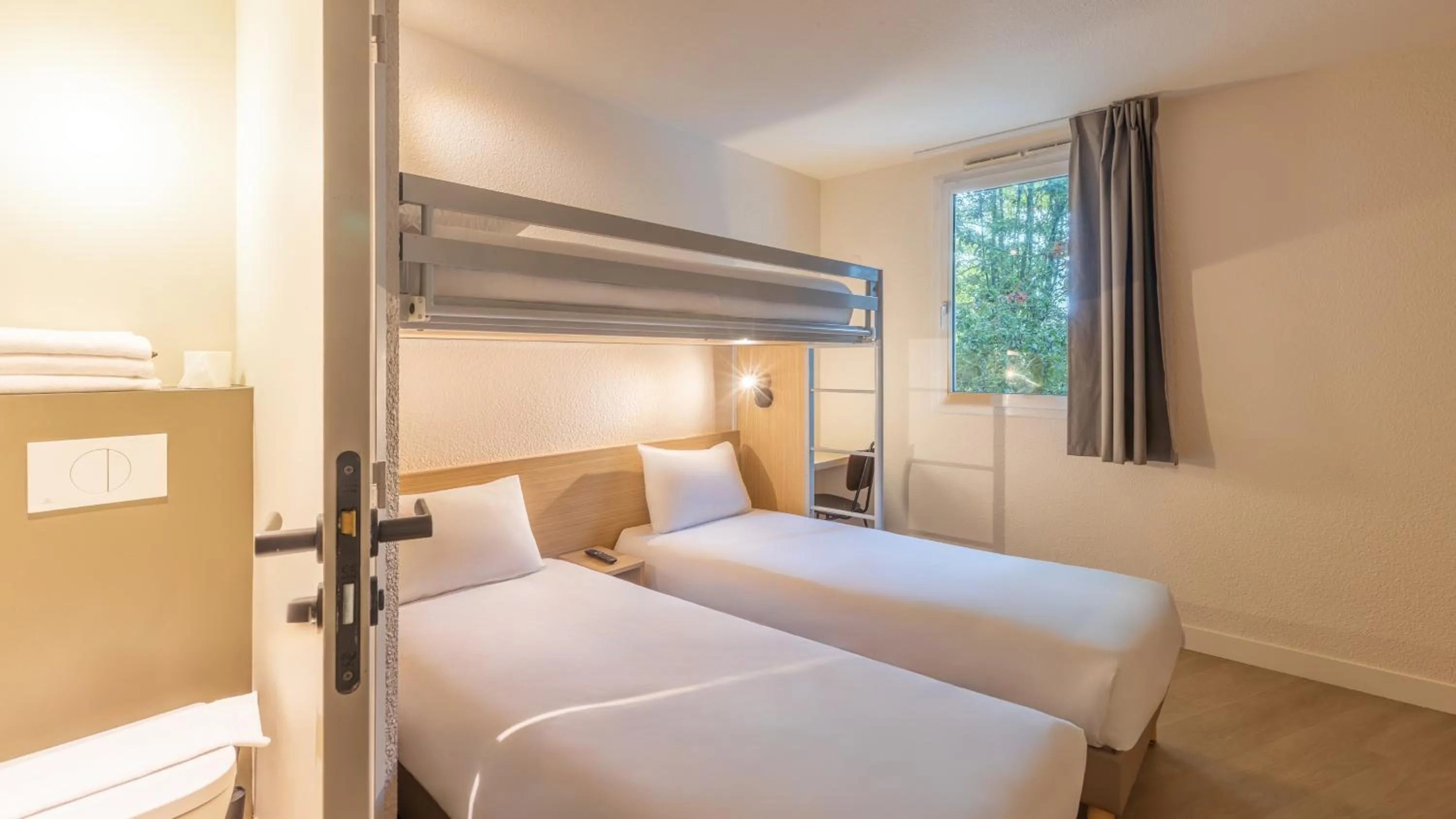 Bedroom, Bed in Premiere Classe Roissy CDG - Paris Nord 2 - Parc des Expositions