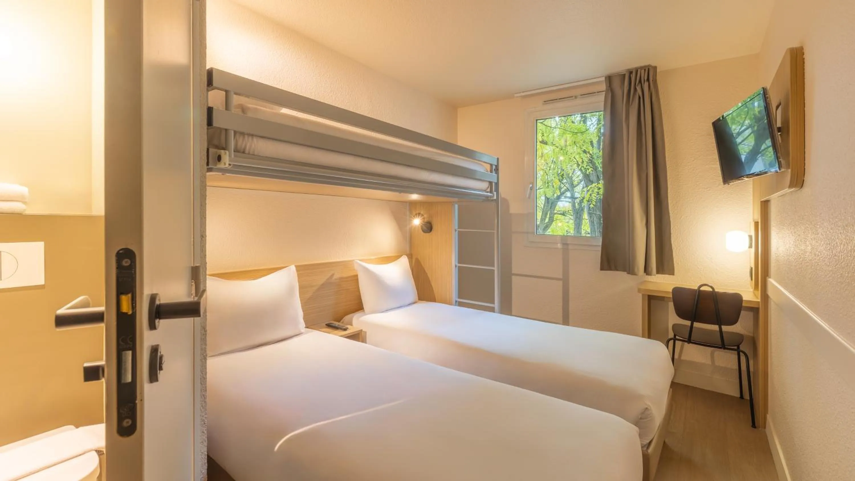 Bedroom, Bed in Premiere Classe Roissy CDG - Paris Nord 2 - Parc des Expositions