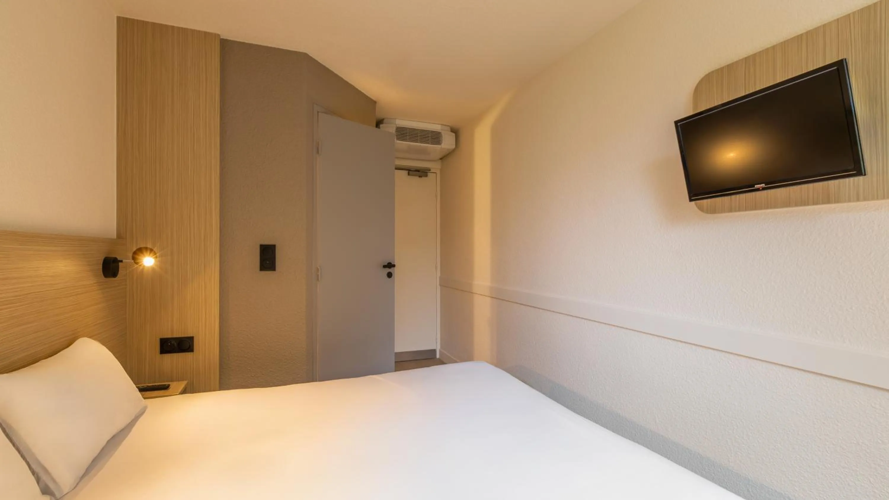 Bed in Premiere Classe Roissy CDG - Paris Nord 2 - Parc des Expositions