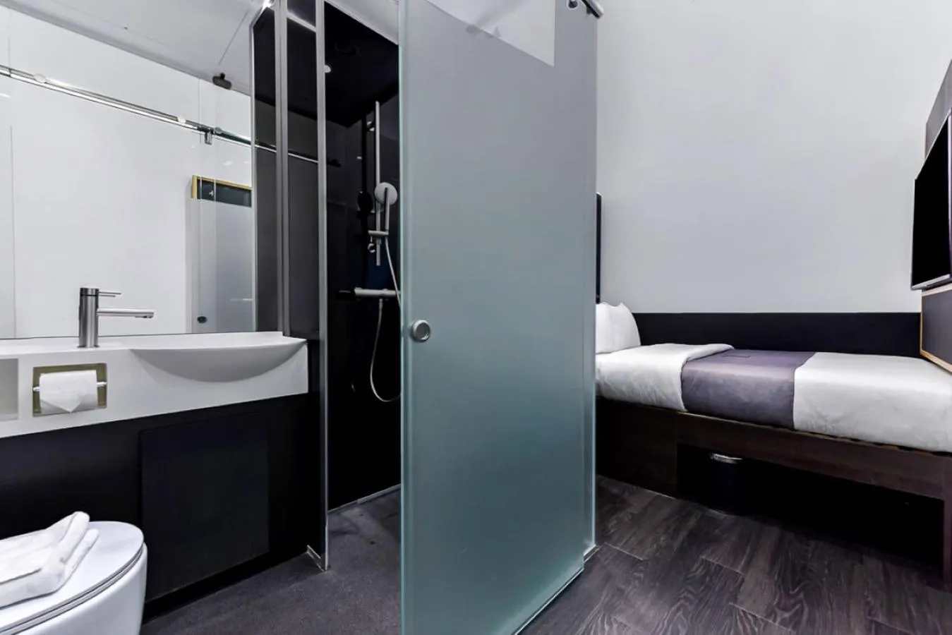 Bathroom, Bed in The Z Hotel Holborn