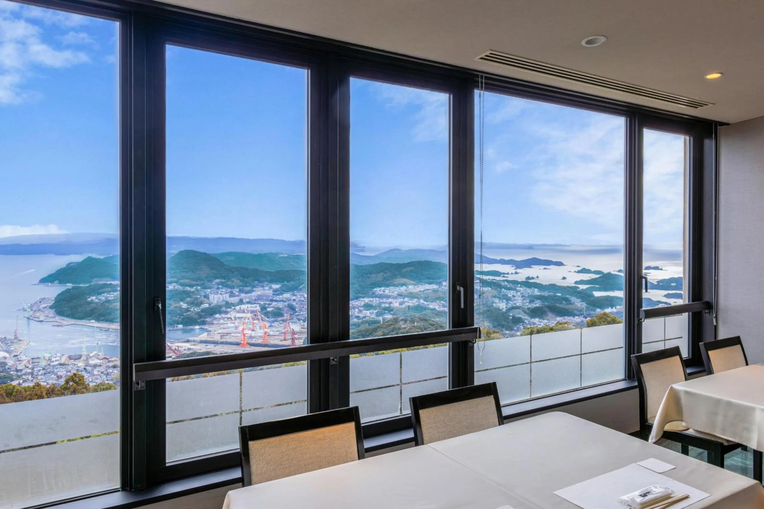 Restaurant/places to eat in Yumihari-no-Oka Hotel