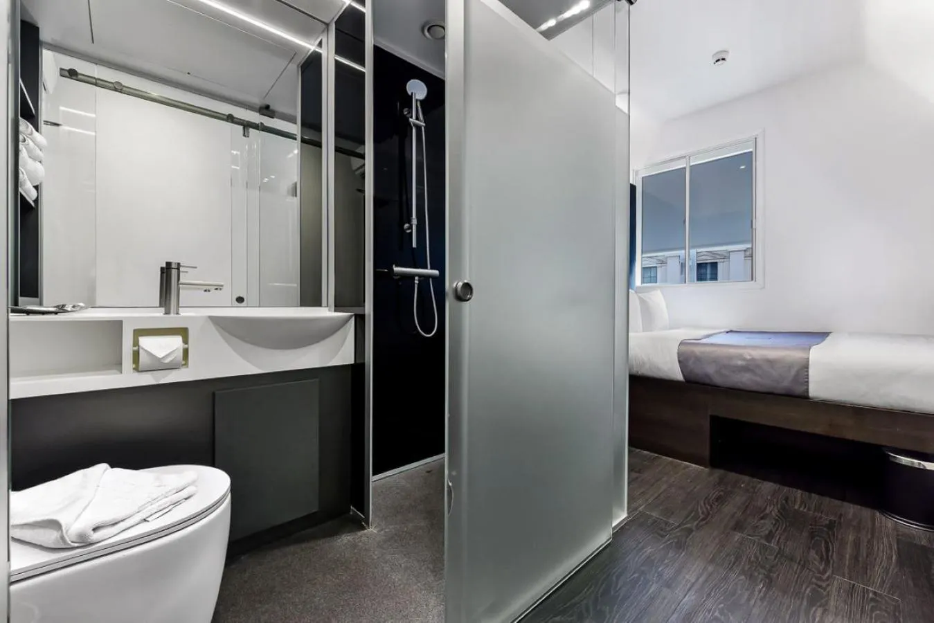 Bathroom, Bed in The Z Hotel Trafalgar