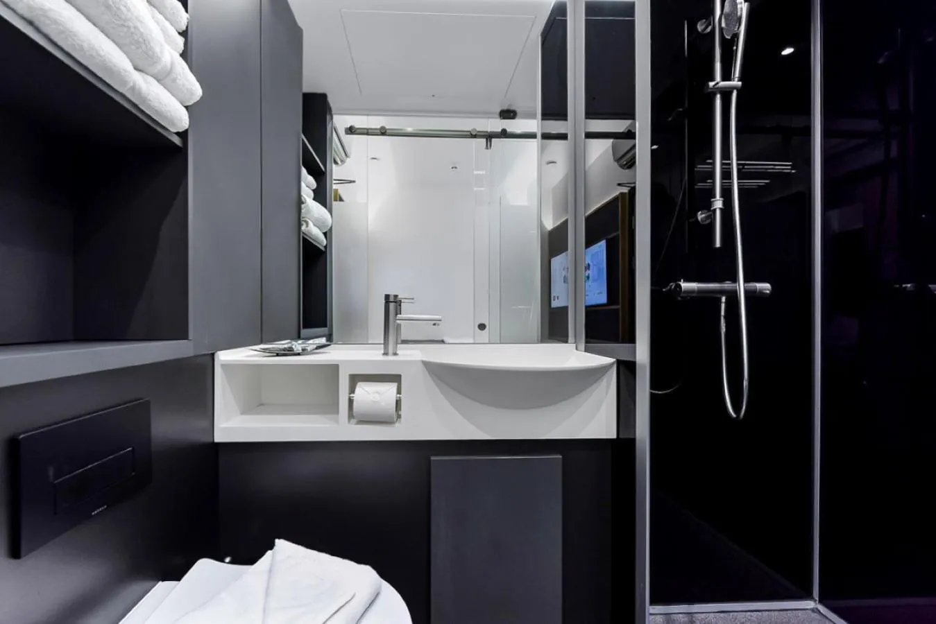 Shower in The Z Hotel Trafalgar