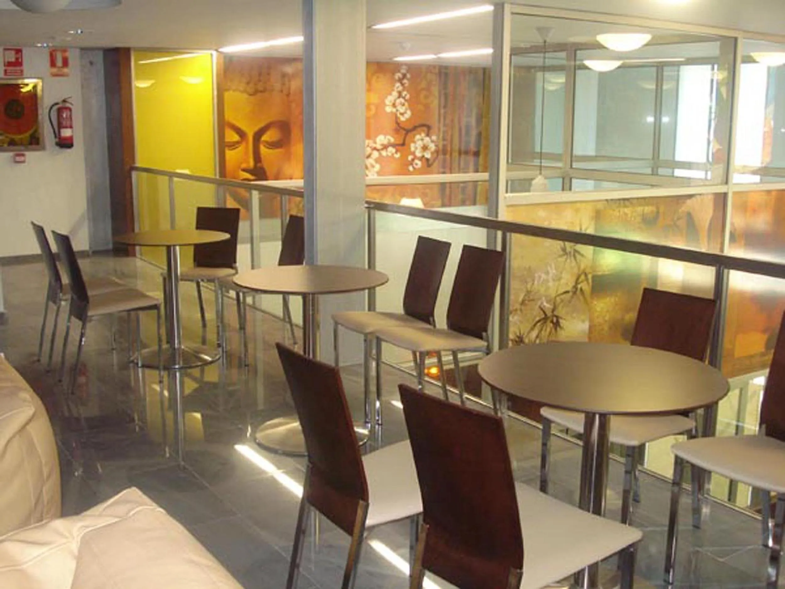 Communal lounge/ TV room in Hostal Nirvana