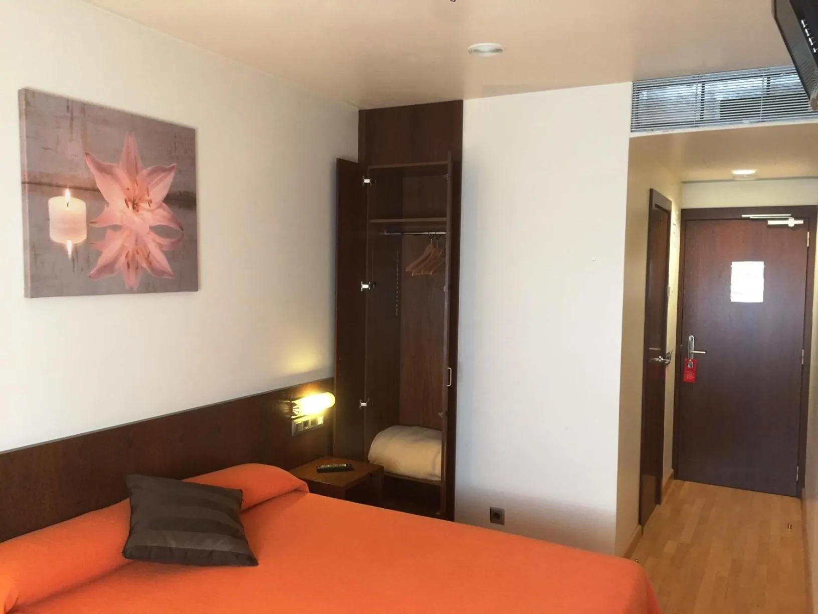 Day, Bed in Hostal Nirvana