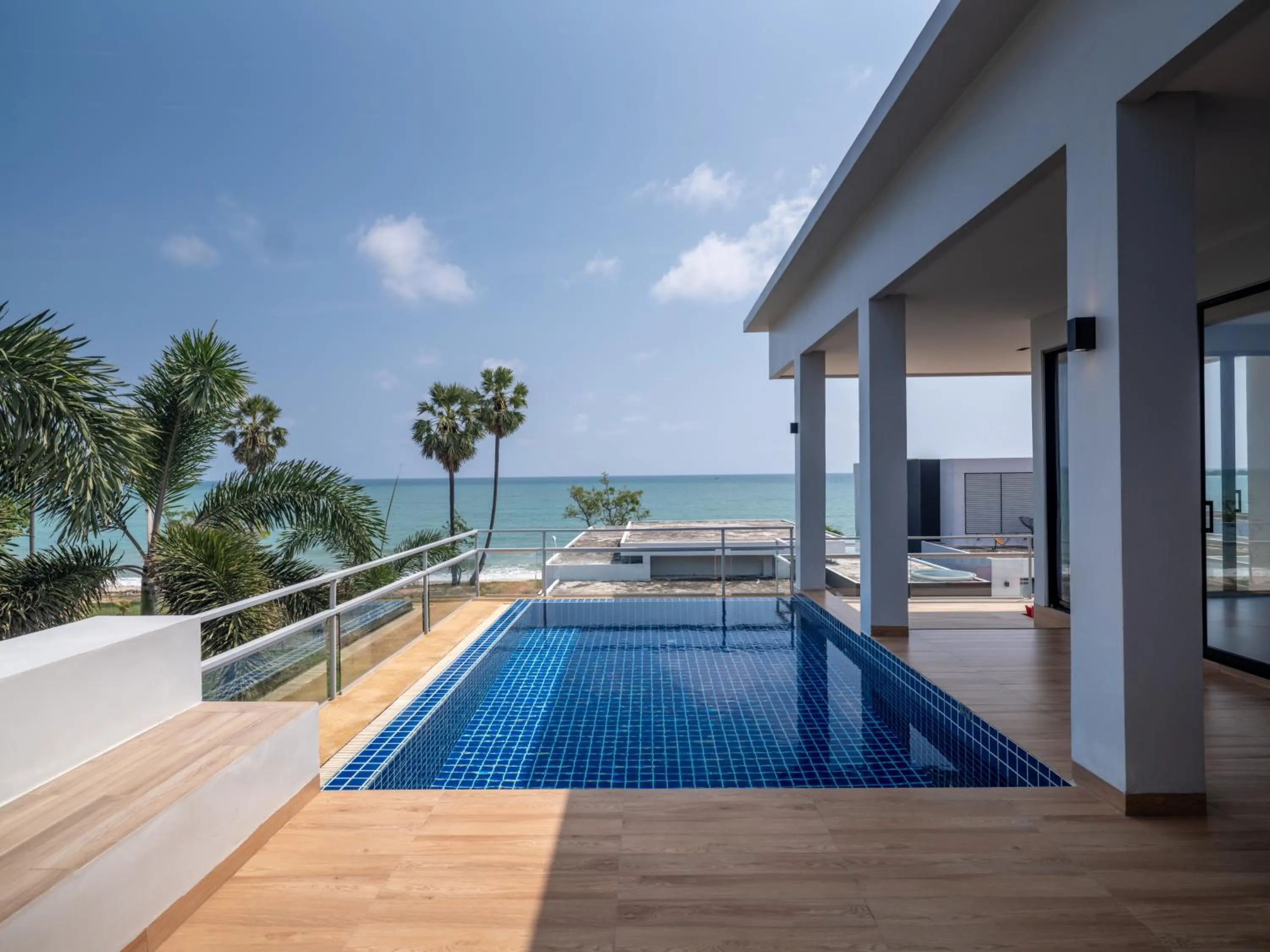 Swimming pool in Sunshine Paradise Resort