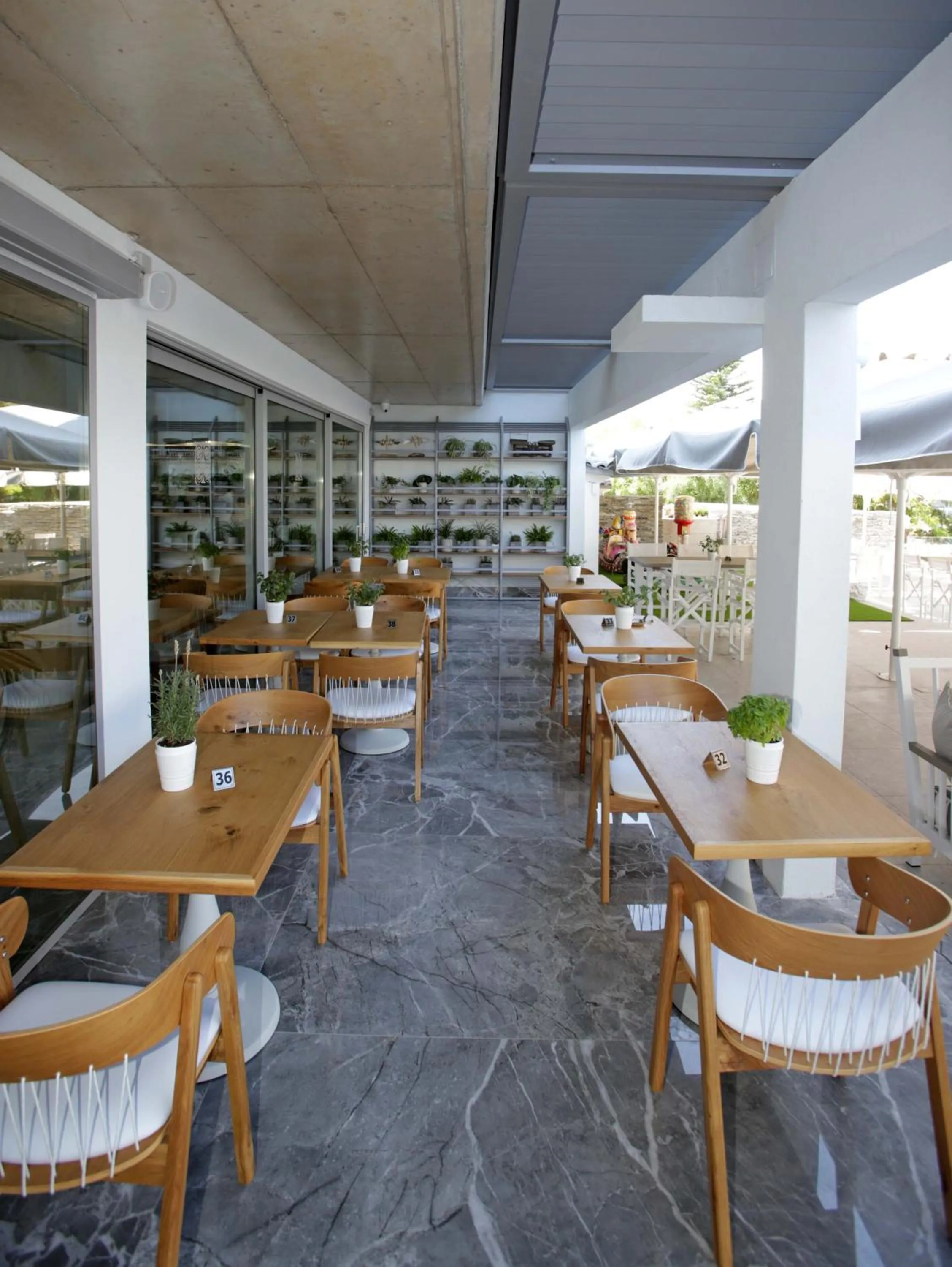 Restaurant/places to eat in Glaros Royal Beach Hotel