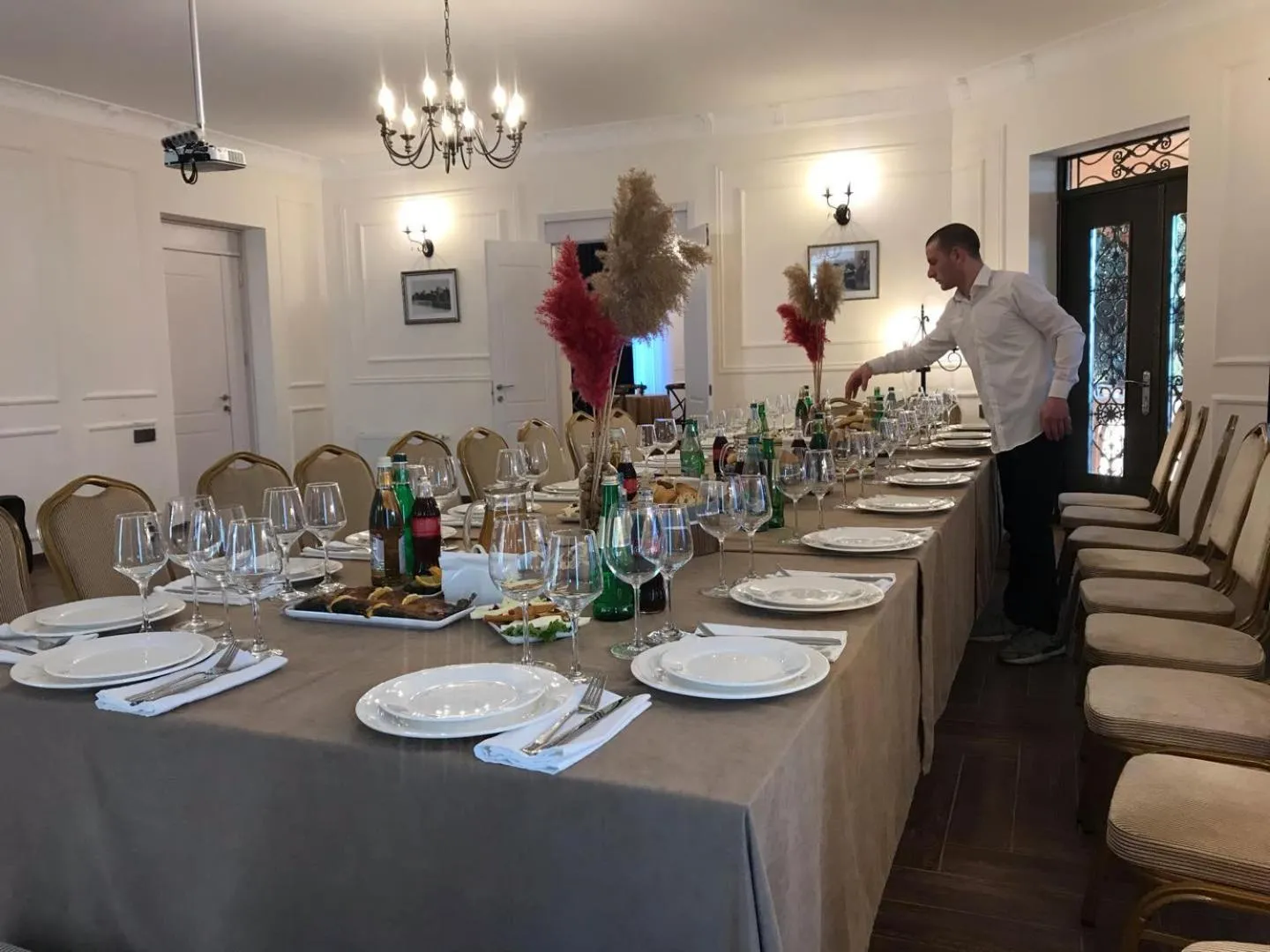 Restaurant/places to eat in The Residence Hotel & Cottages