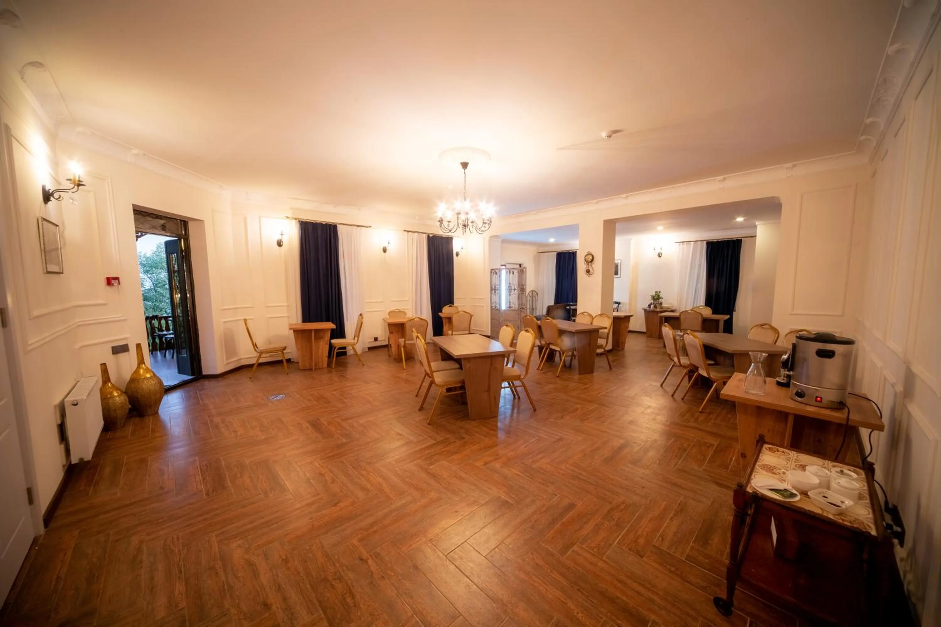 Restaurant/places to eat in The Residence Hotel & Cottages