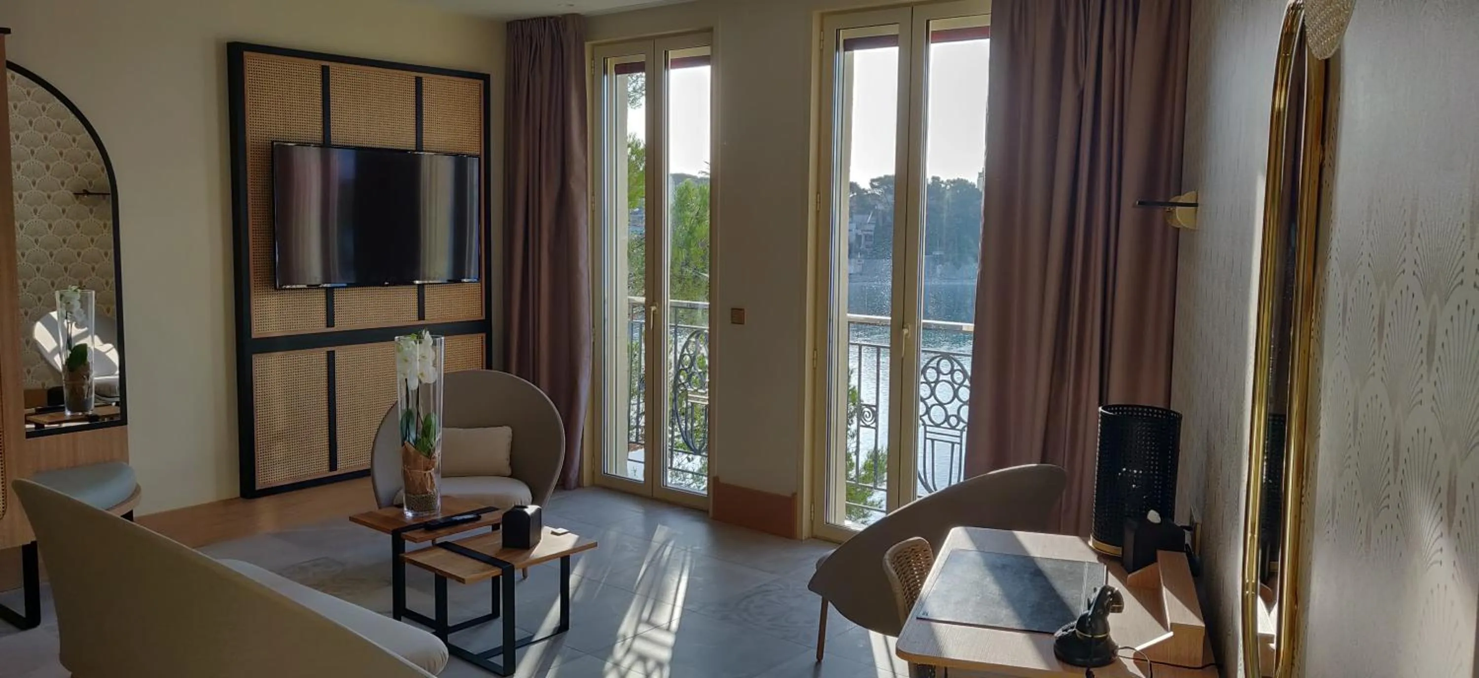 Communal lounge/ TV room in Splendid Hôtel & Spa