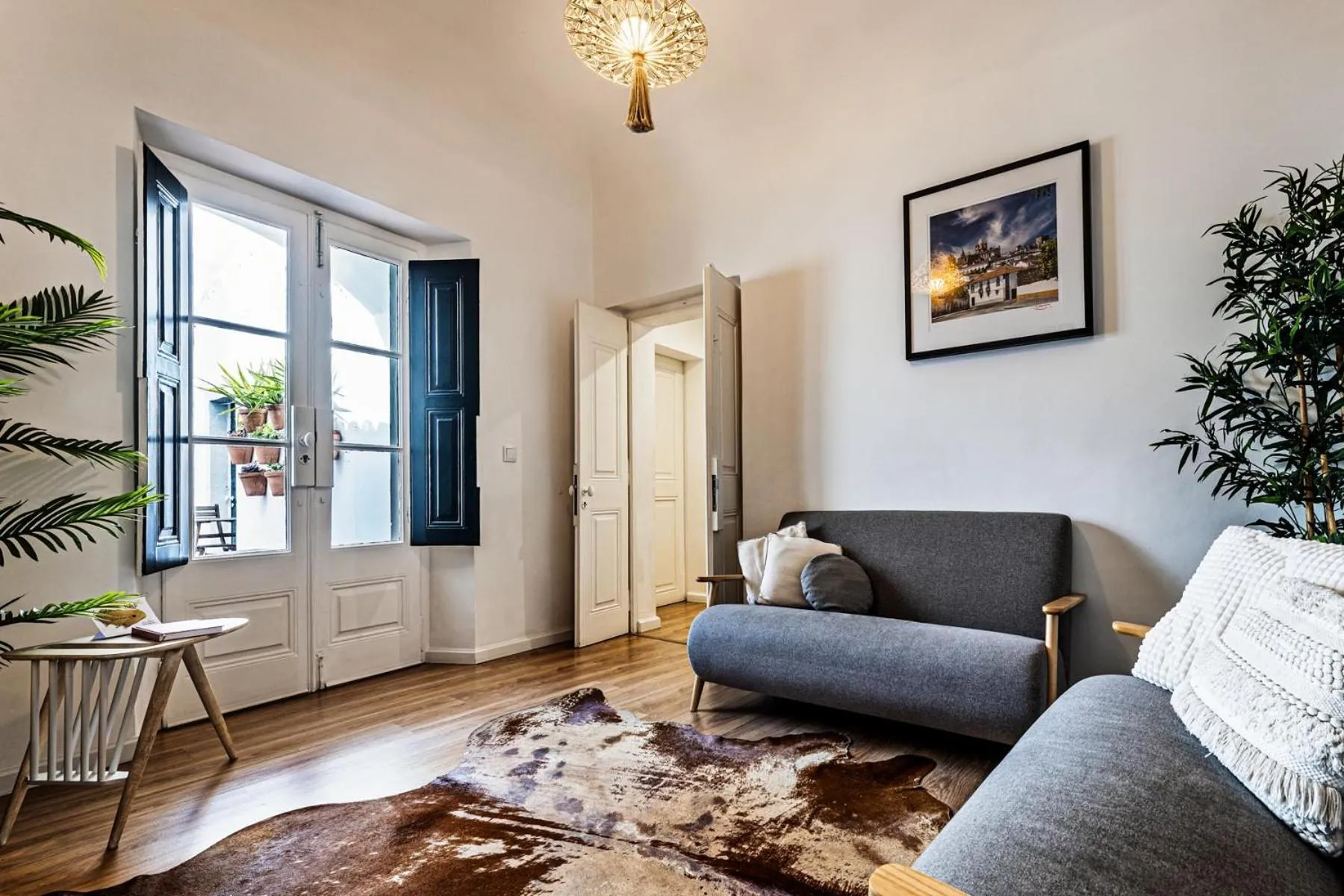 Communal lounge/ TV room in Lavradores Boutique Guesthouse