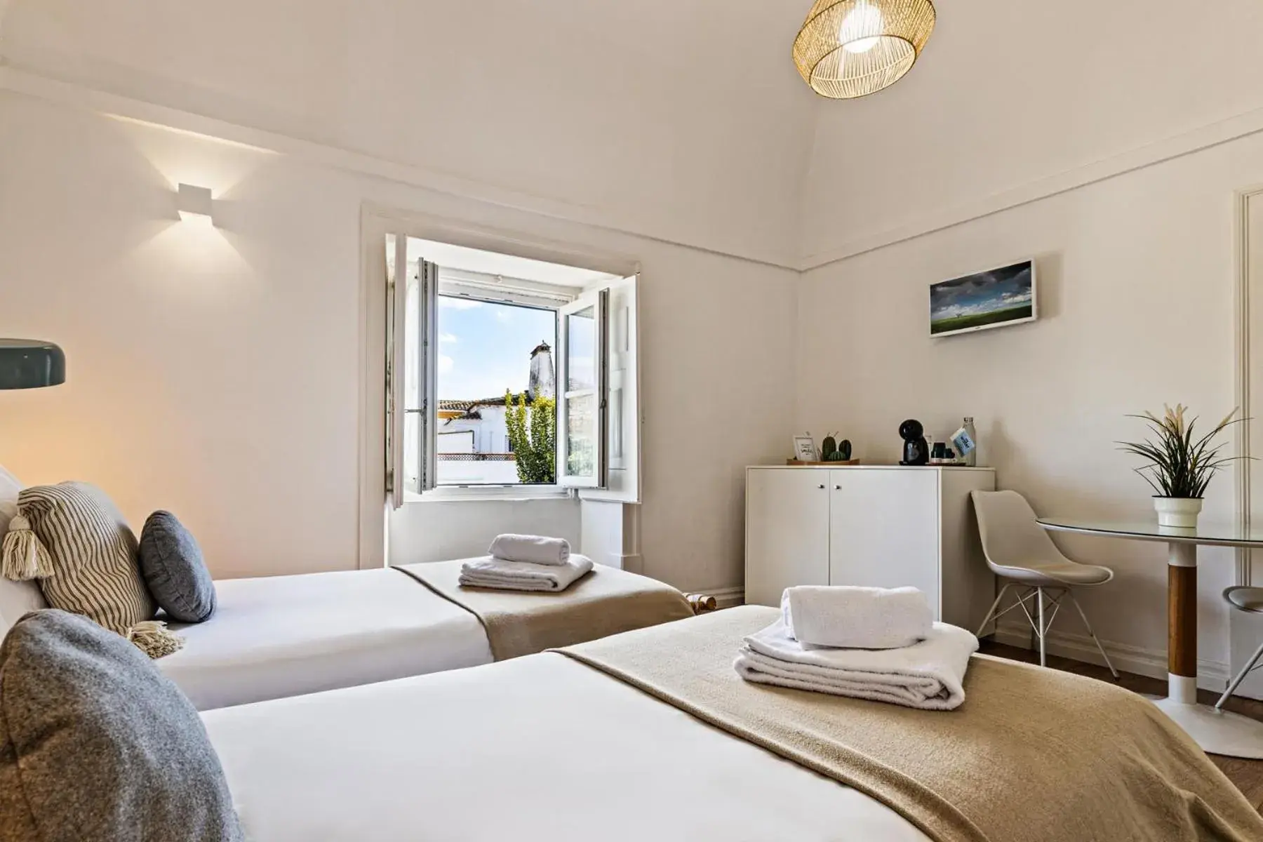 Twin or Double Room with Private Bathroom in Lavradores Boutique Guesthouse Twin or Double Room with Private Bathroom in Lavradores Boutique Guesthouse
