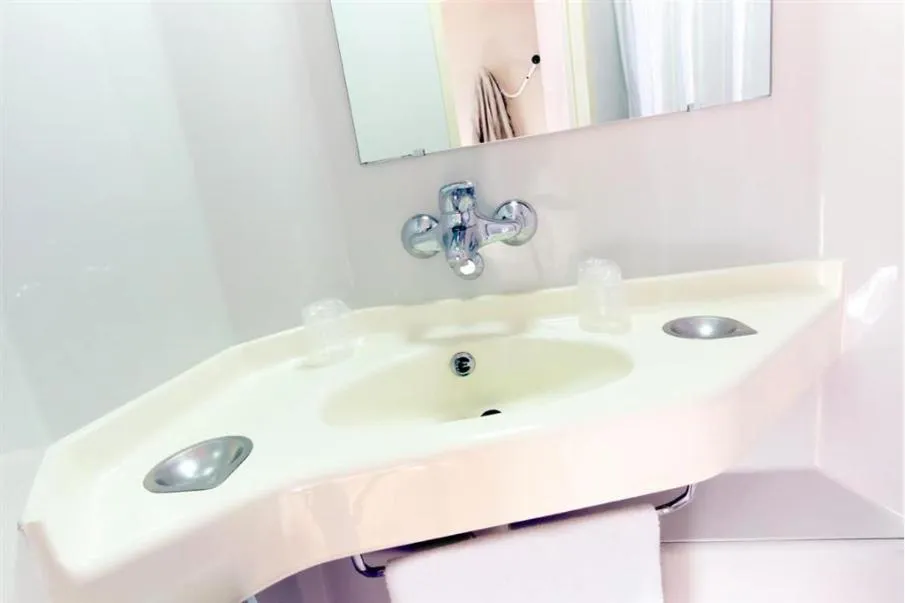 Bathroom in Premiere Classe Mulhouse Sud Morschwiller