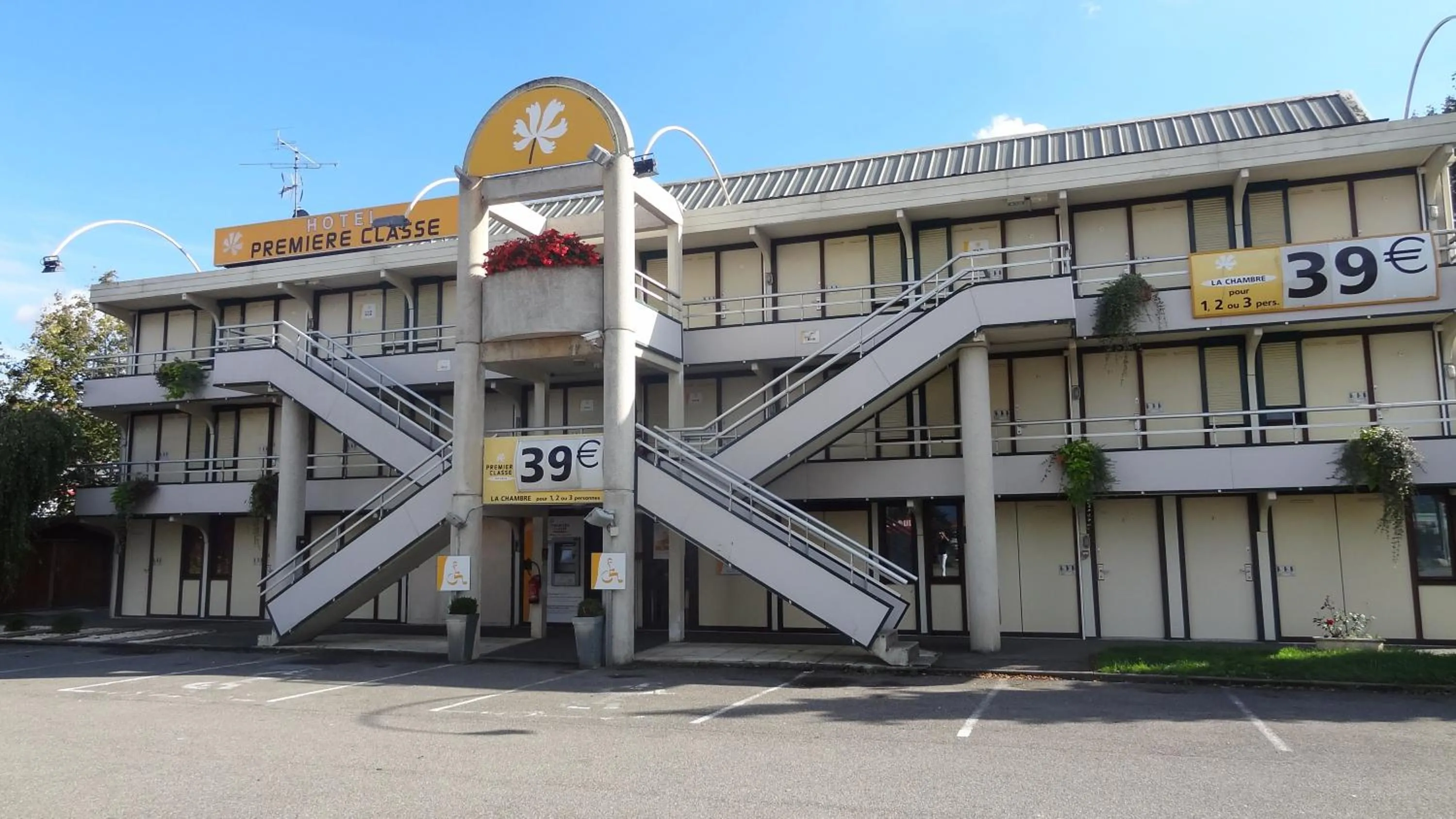 Facade/entrance in Premiere Classe Mulhouse Sud Morschwiller