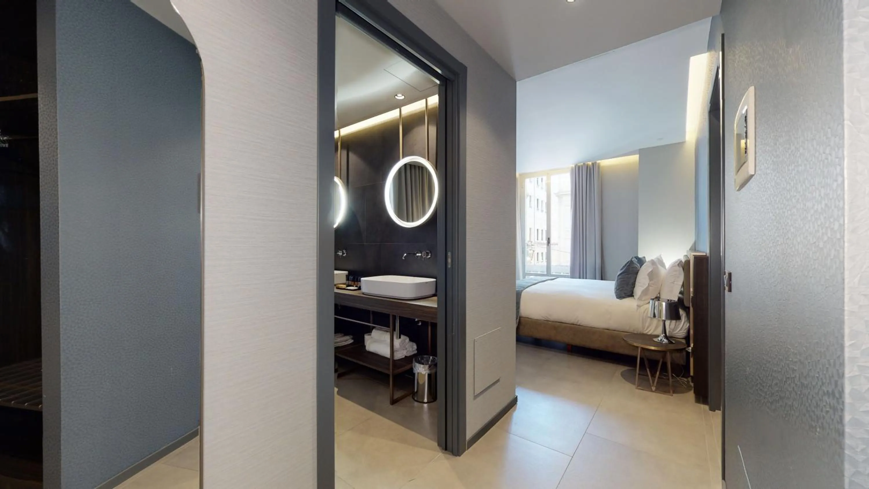 Bathroom, Bed in GALLERIA The Smart Boutique APARTHOTEL By OSPITAMI