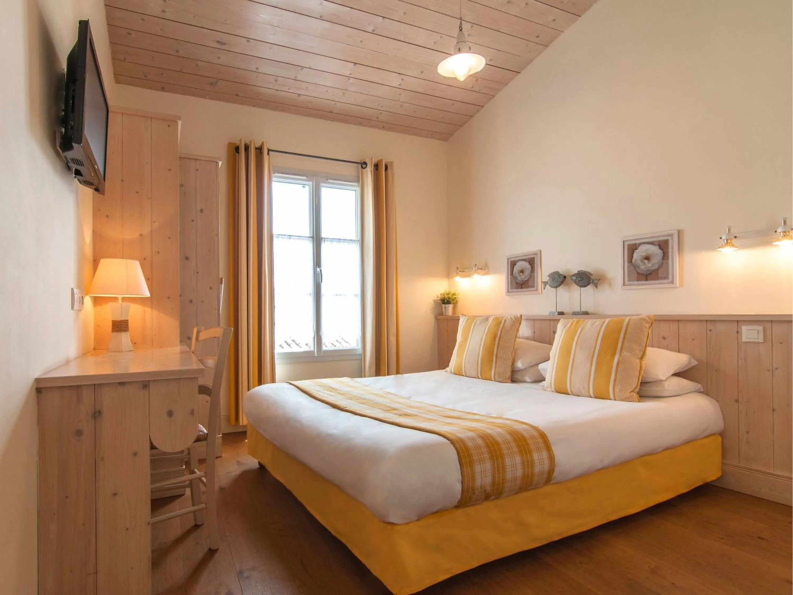 Bedroom in Hôtel La Galiote en Ré