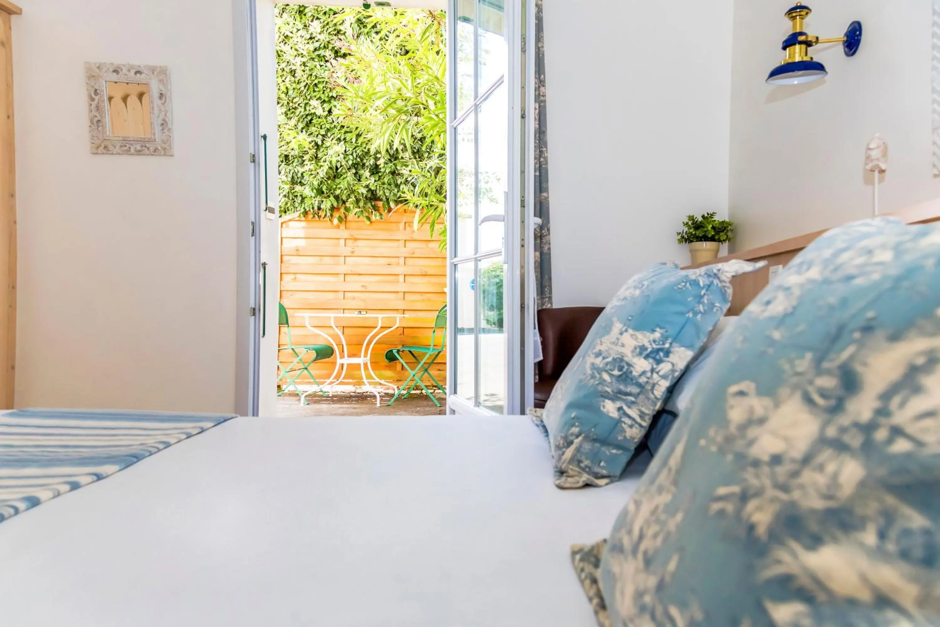 Bedroom in Hôtel La Galiote en Ré