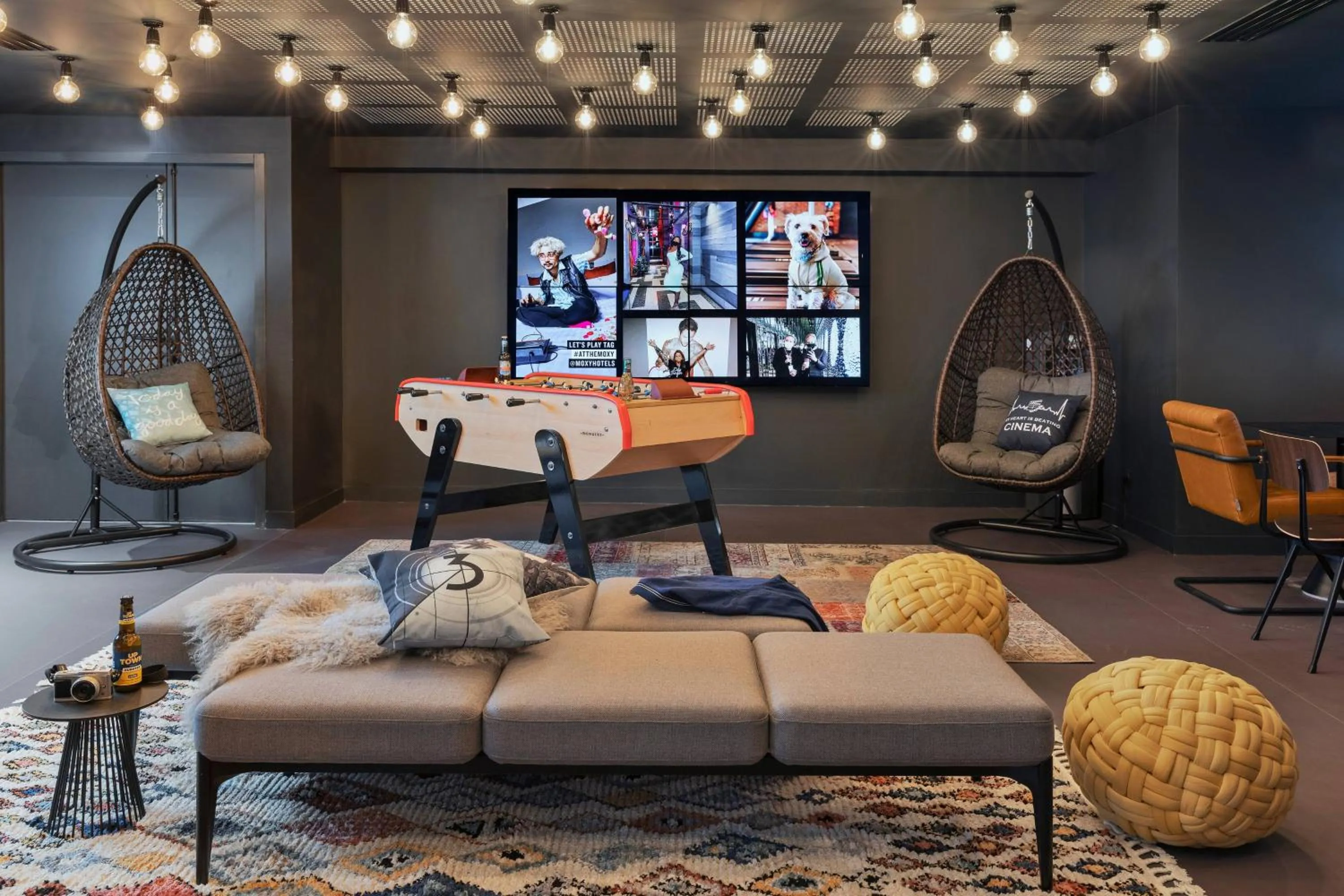 Lounge or bar in Moxy Lyon Airport