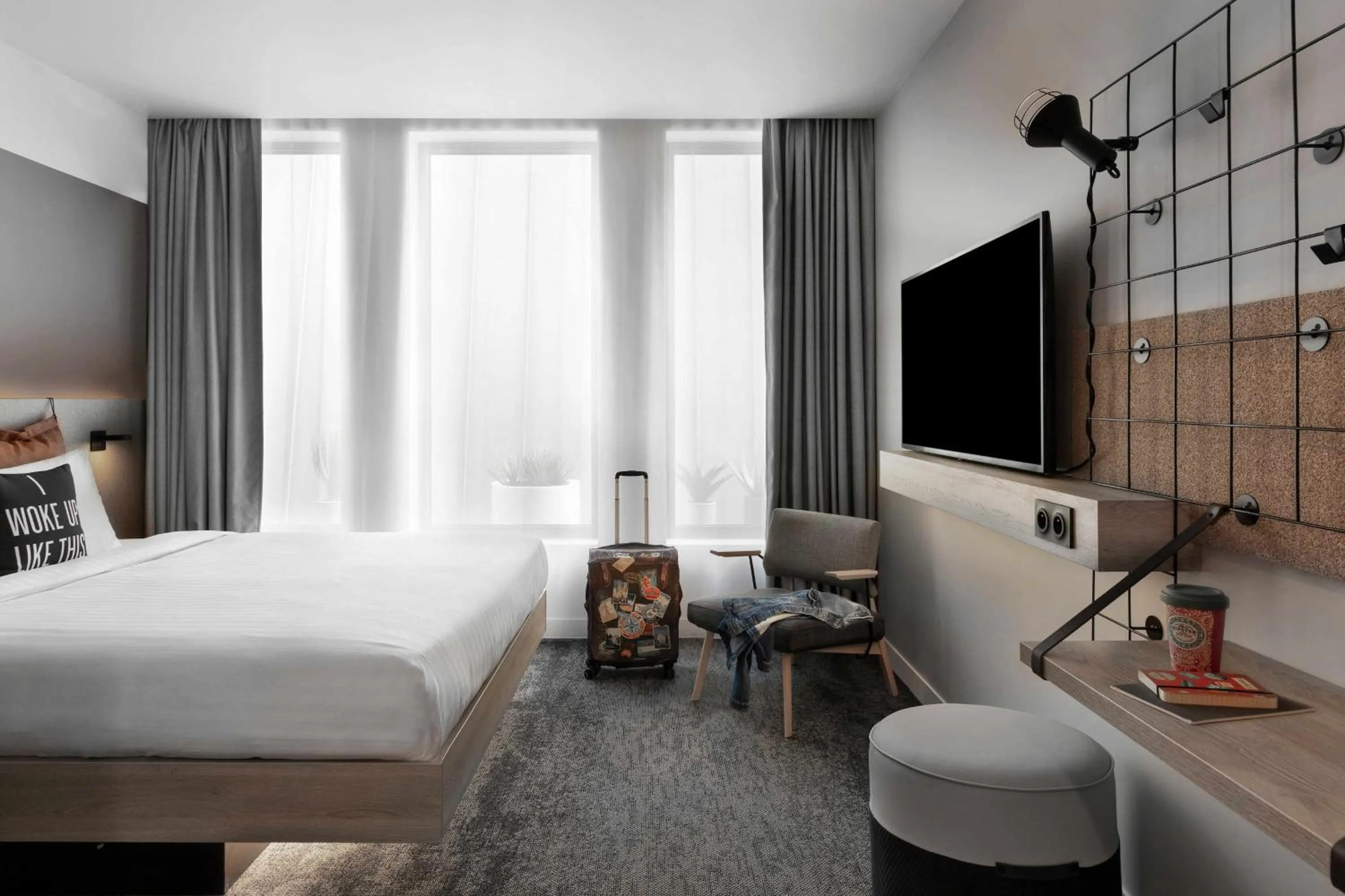 Photo of the whole room, Bed in Moxy Lyon Airport