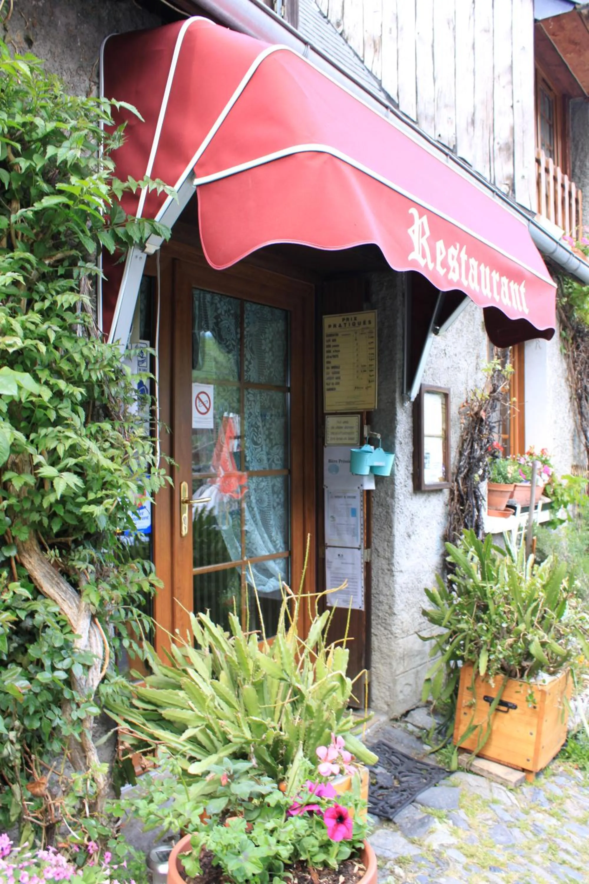 Facade/entrance in Auberge des Pyrénées