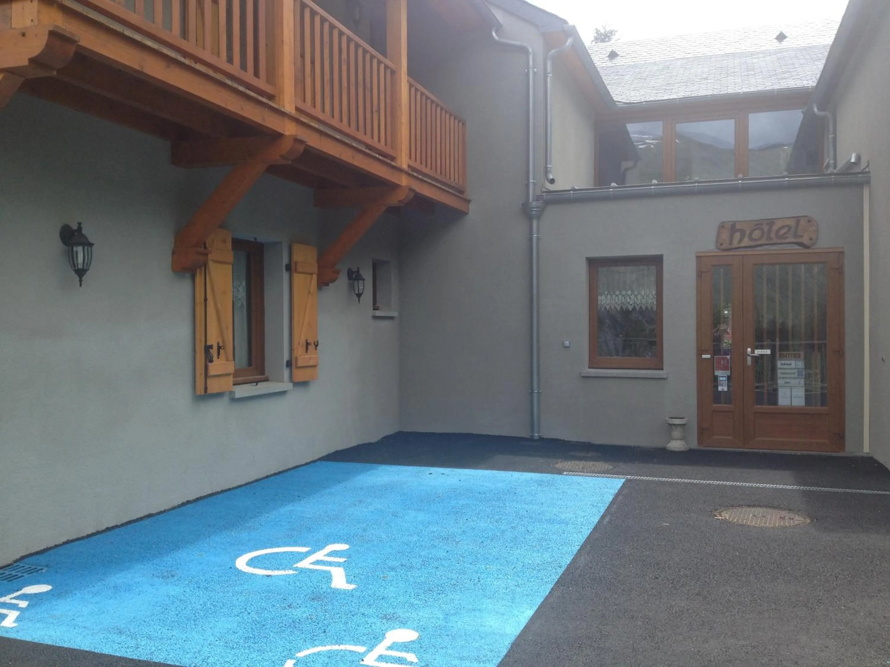 Facade/entrance in Auberge des Pyrénées