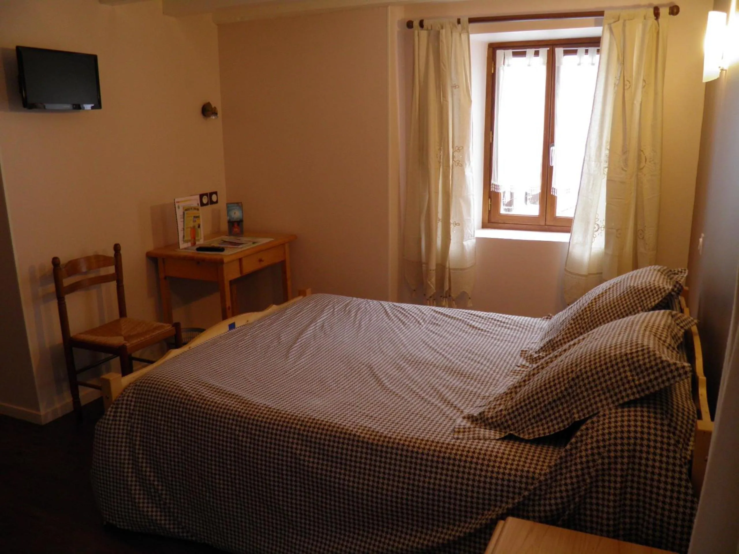 Bedroom, Bed in Auberge des Pyrénées