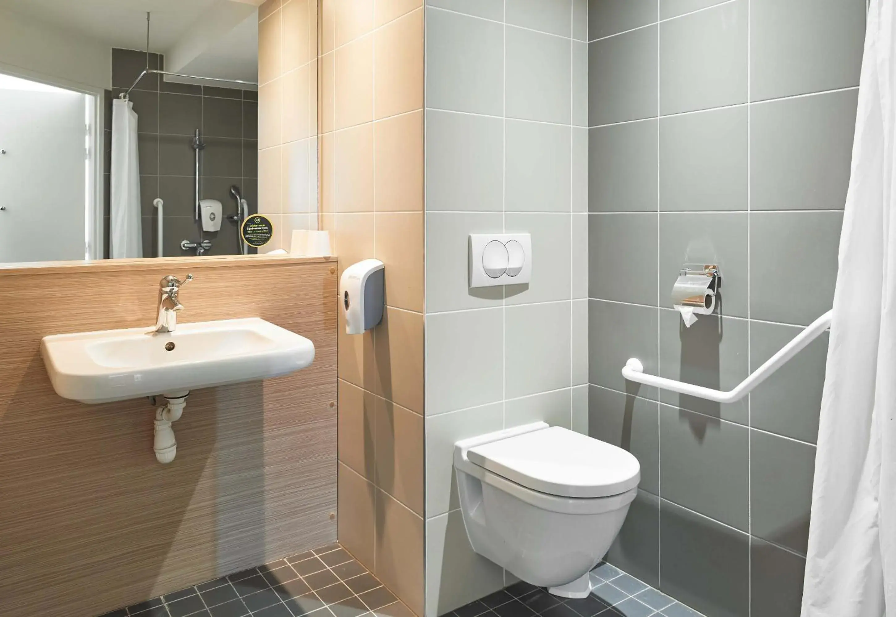 Queen Room - Disability Access in B&B HOTEL Saint-Witz Roissy Queen Room - Disability Access in B&B HOTEL Saint-Witz Roissy