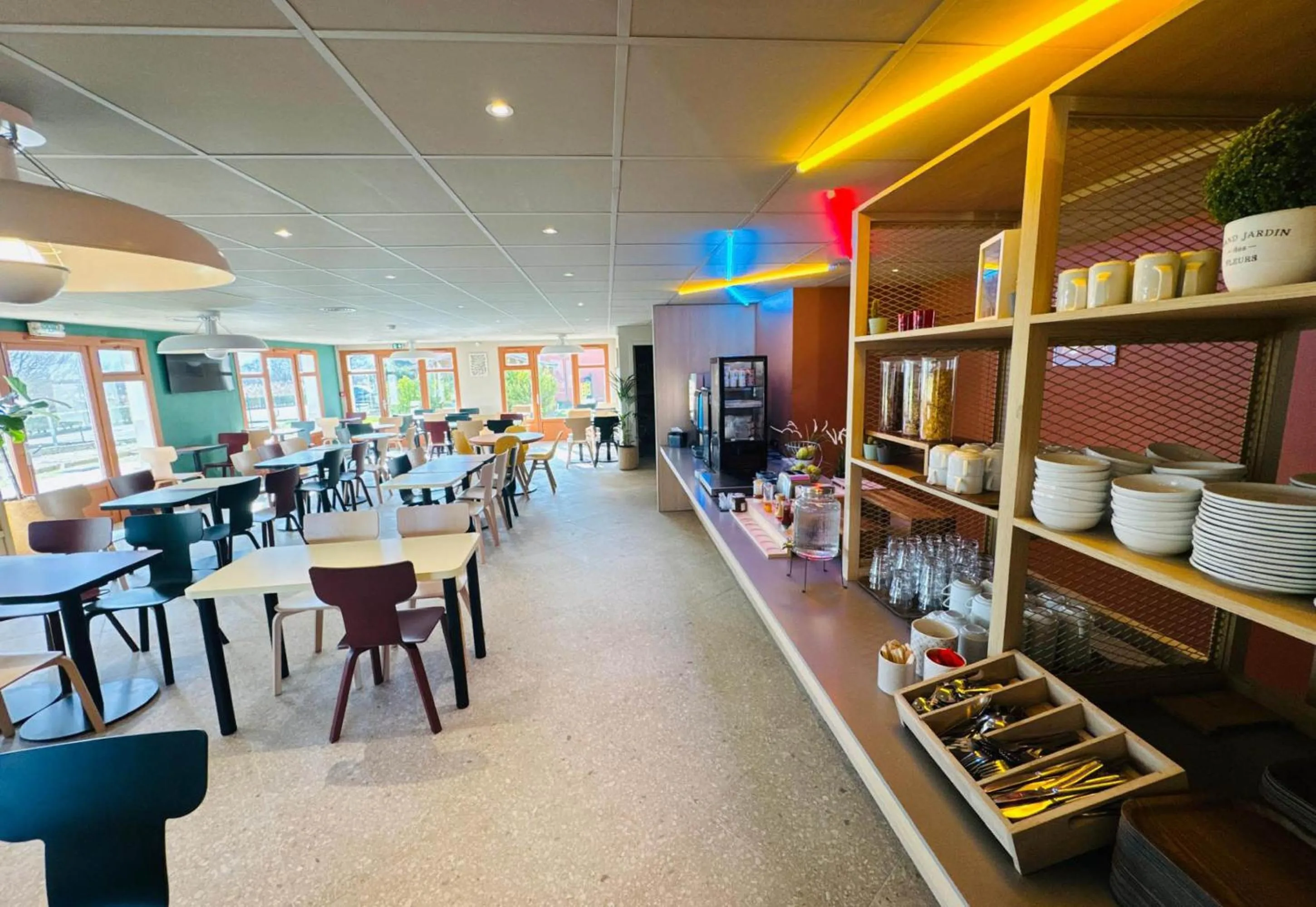 Restaurant/places to eat in B&B HOTEL Saint-Witz Roissy