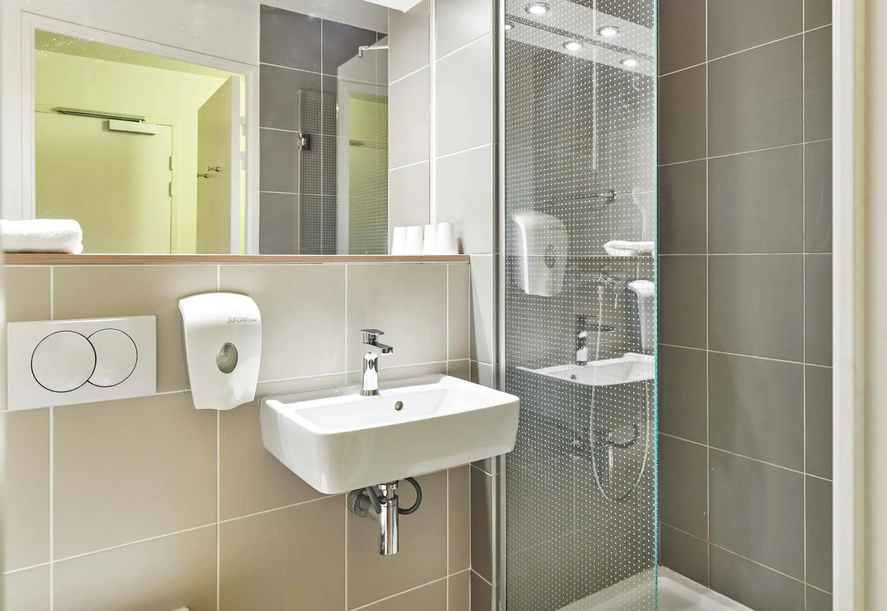 Triple Room with 3 Single Beds in B&B HOTEL Saint-Witz Roissy Triple Room with 3 Single Beds in B&B HOTEL Saint-Witz Roissy