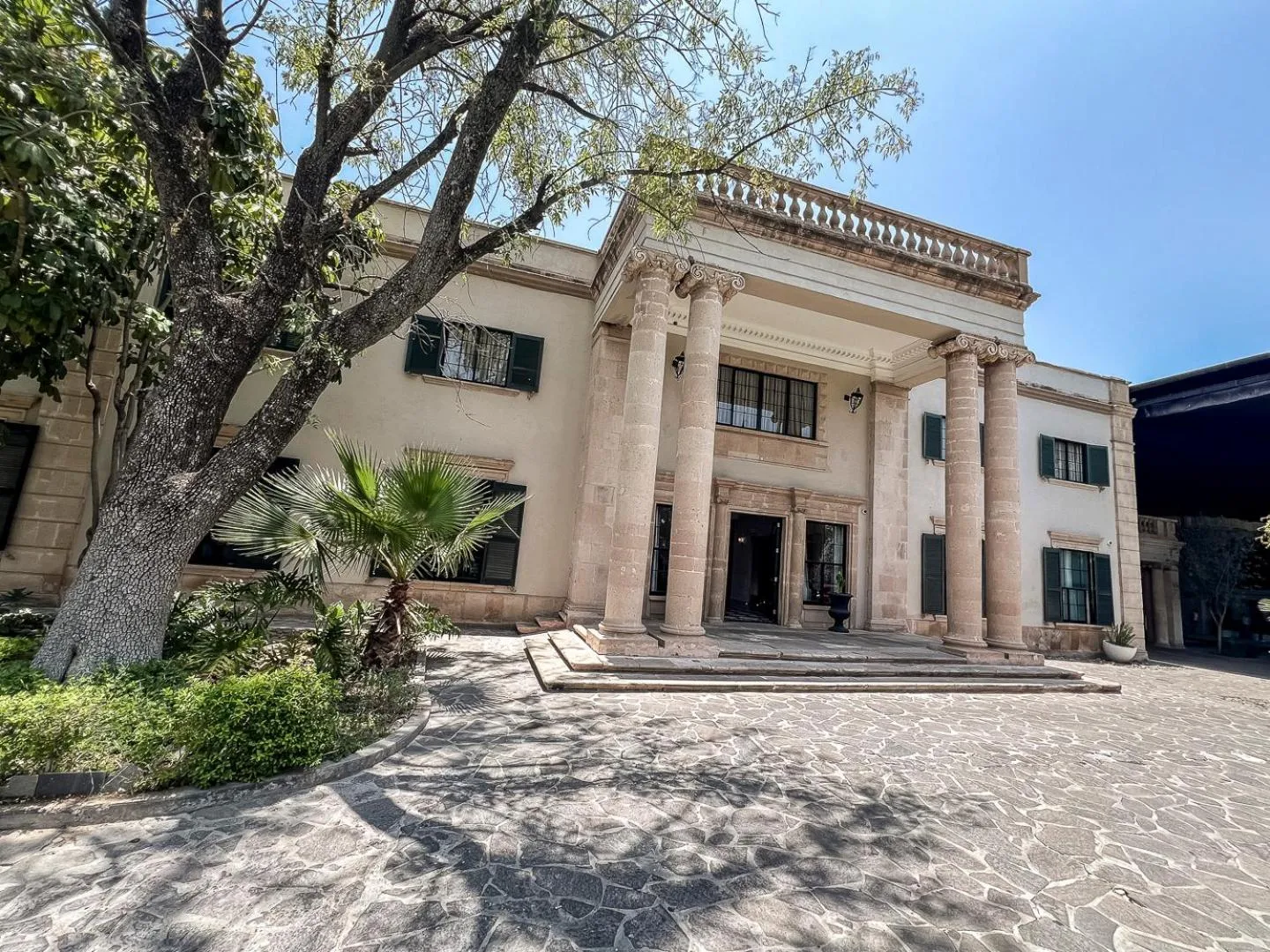 Property building in Mansión E. Borbón