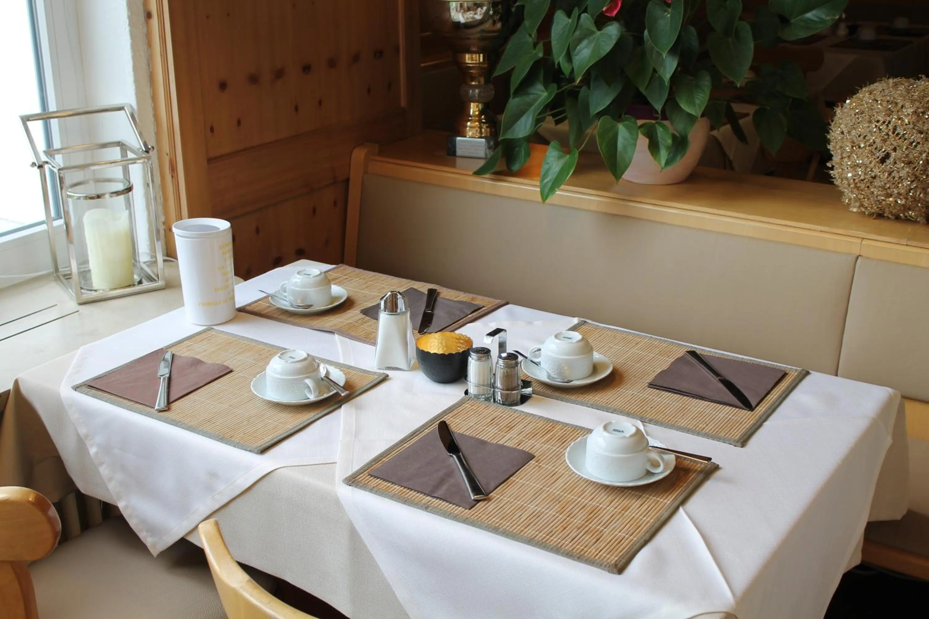 Restaurant/places to eat in Hotel Olympia