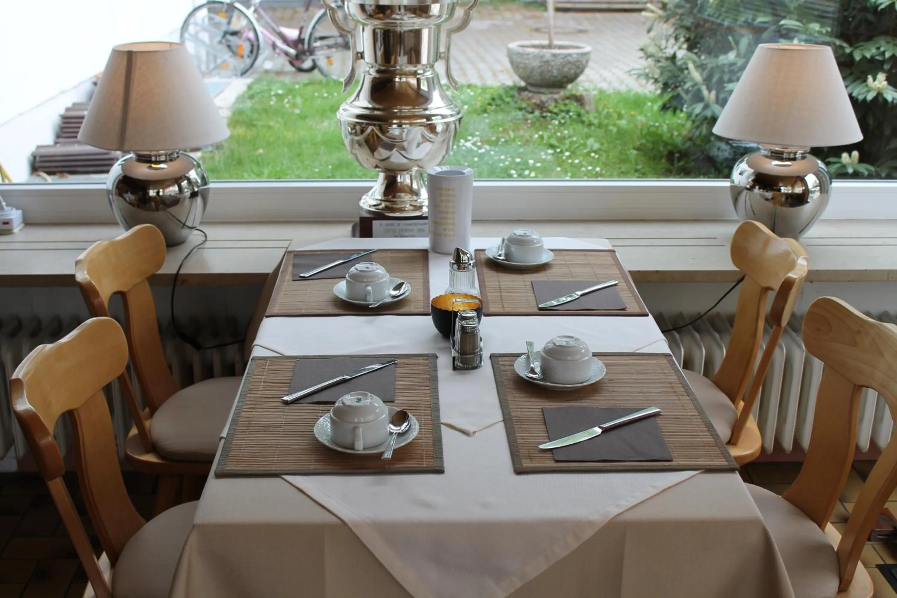 Restaurant/places to eat in Hotel Olympia