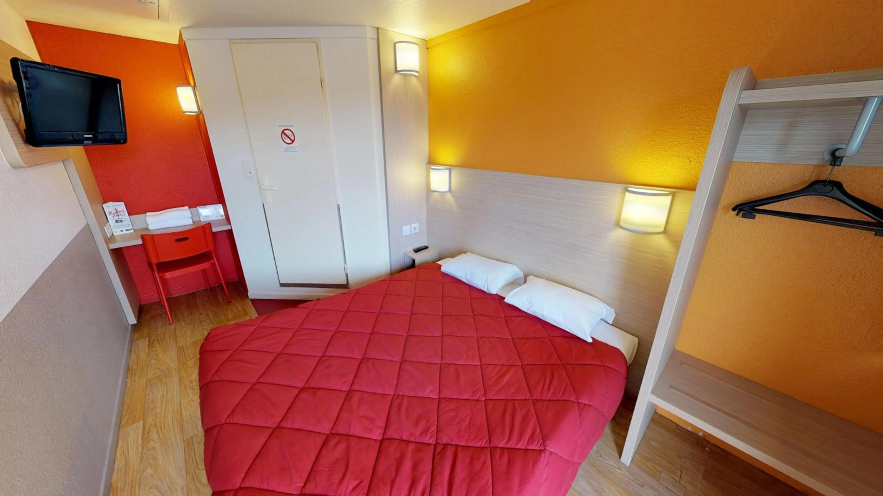 Bedroom, Bed in Premiere Classe Chantilly Sud Luzarches