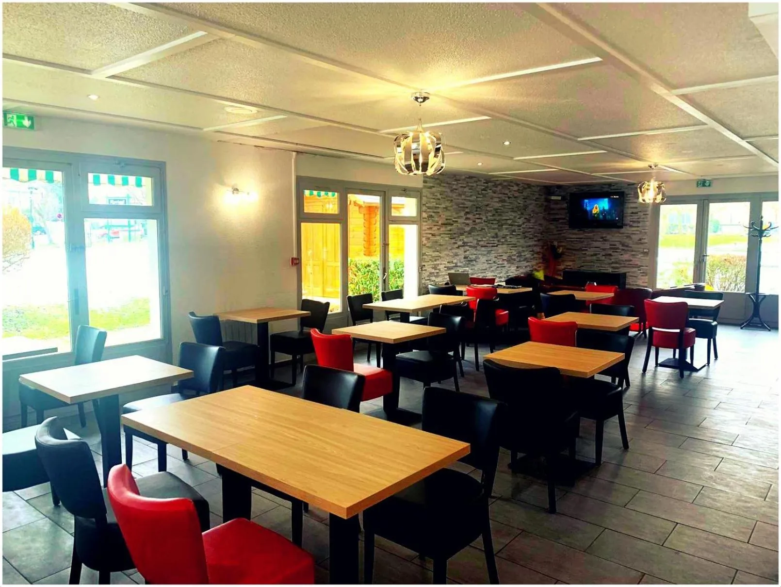 Communal lounge/ TV room in Premiere Classe Chantilly Sud Luzarches