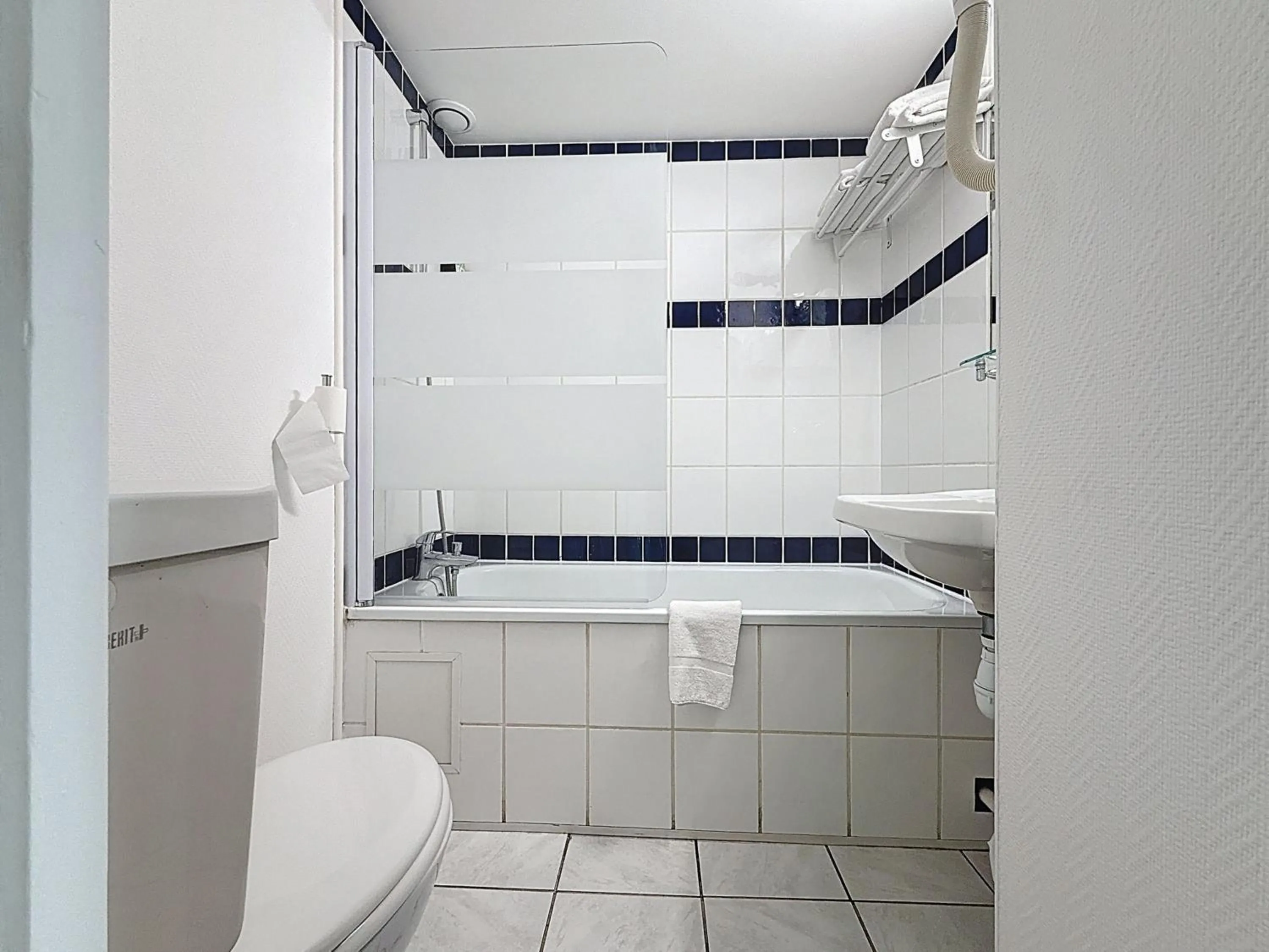 Shower in Kyriad Reims Est - Parc Expositions