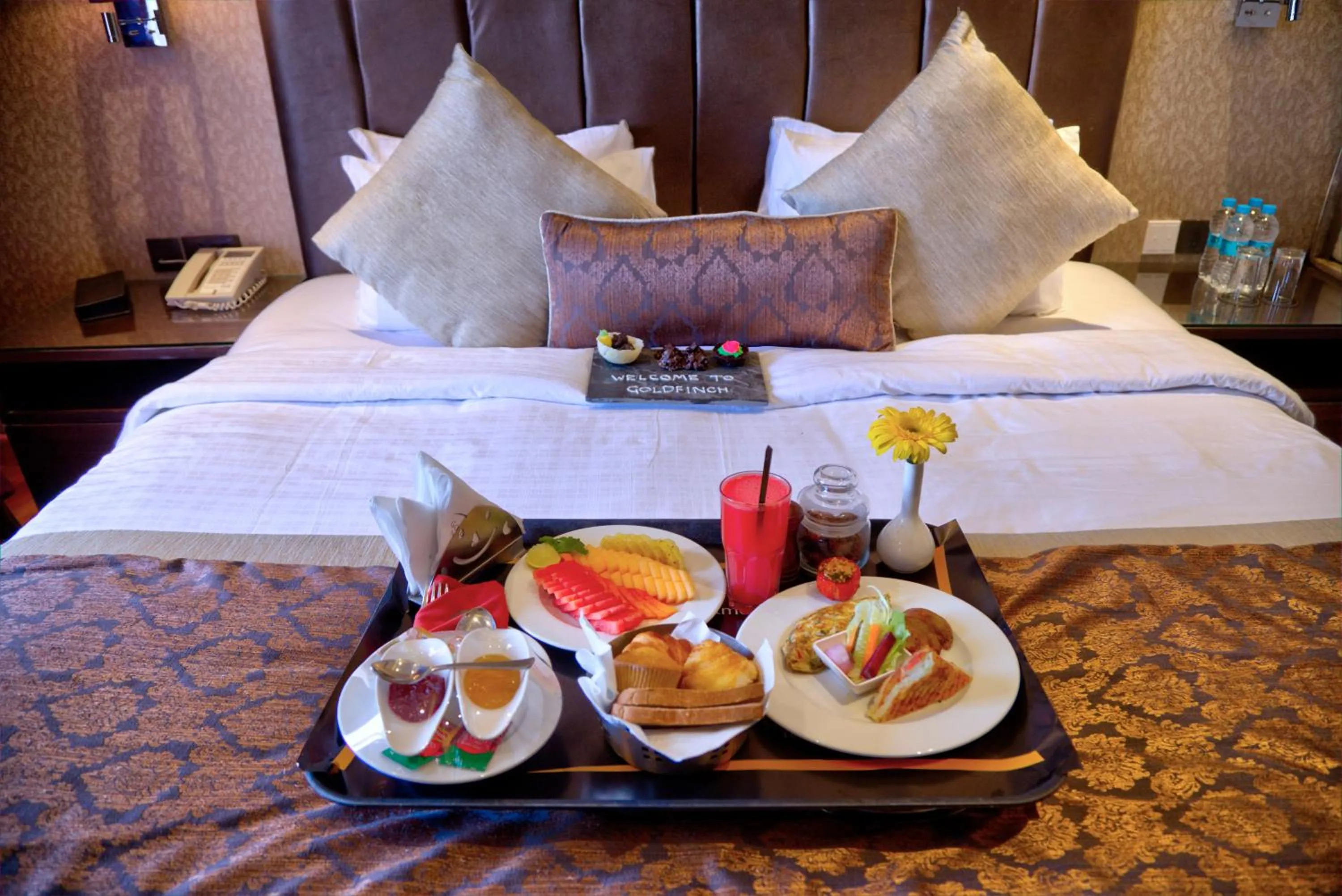 Breakfast, Bed in Goldfinch Hotel Mumbai