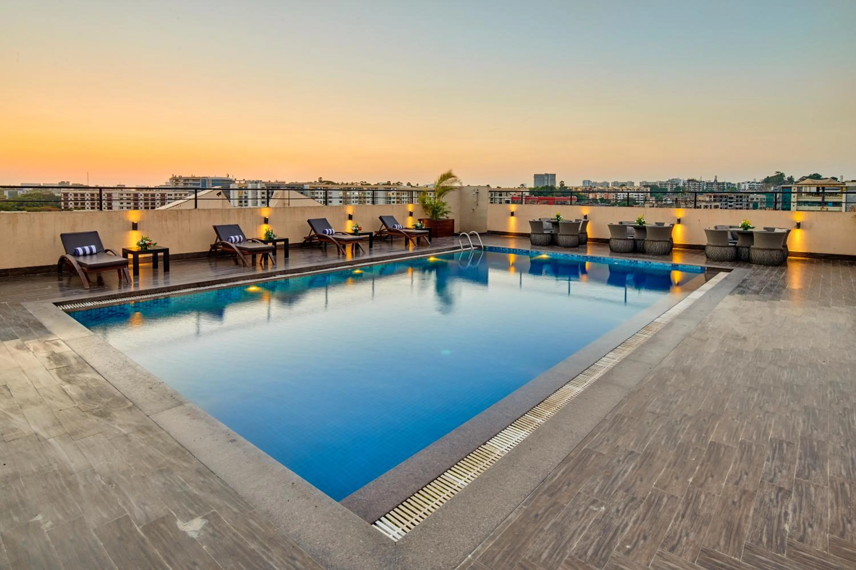 Swimming pool in Goldfinch Hotel Mumbai