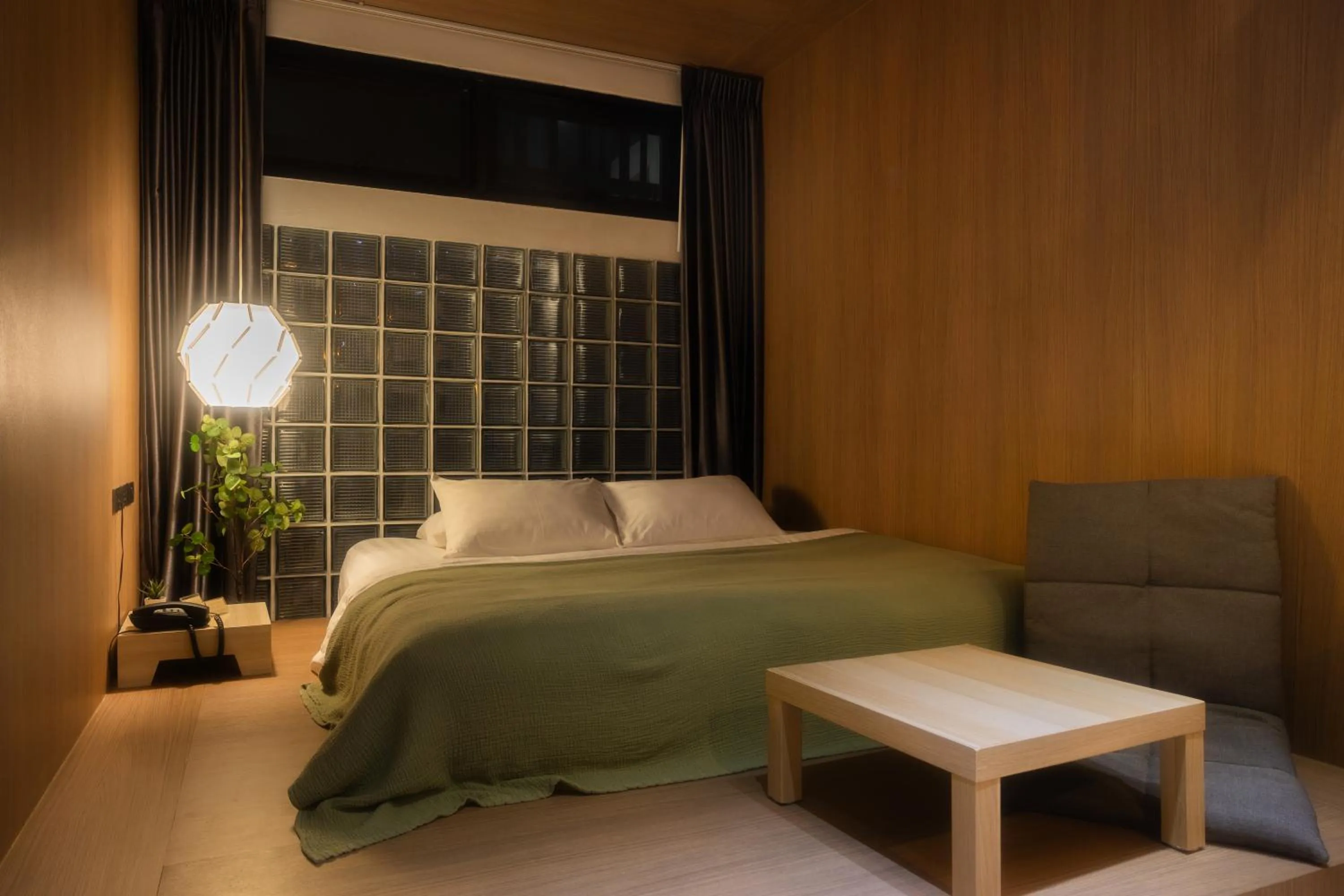 Photo of the whole room, Bed in The Brown Hotel