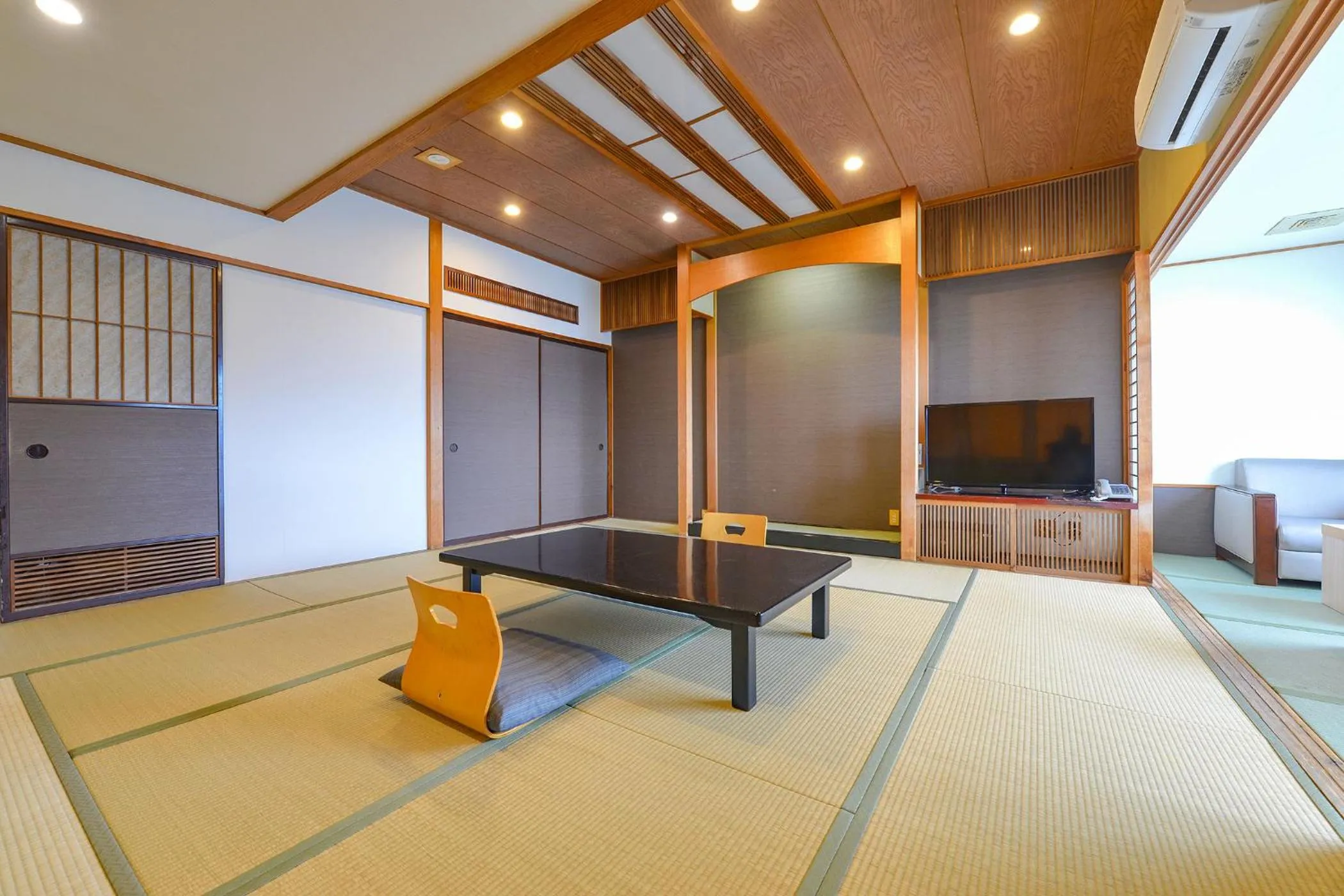 TV and multimedia in Ooedo Onsen Monogatari Hotel Suiyotei