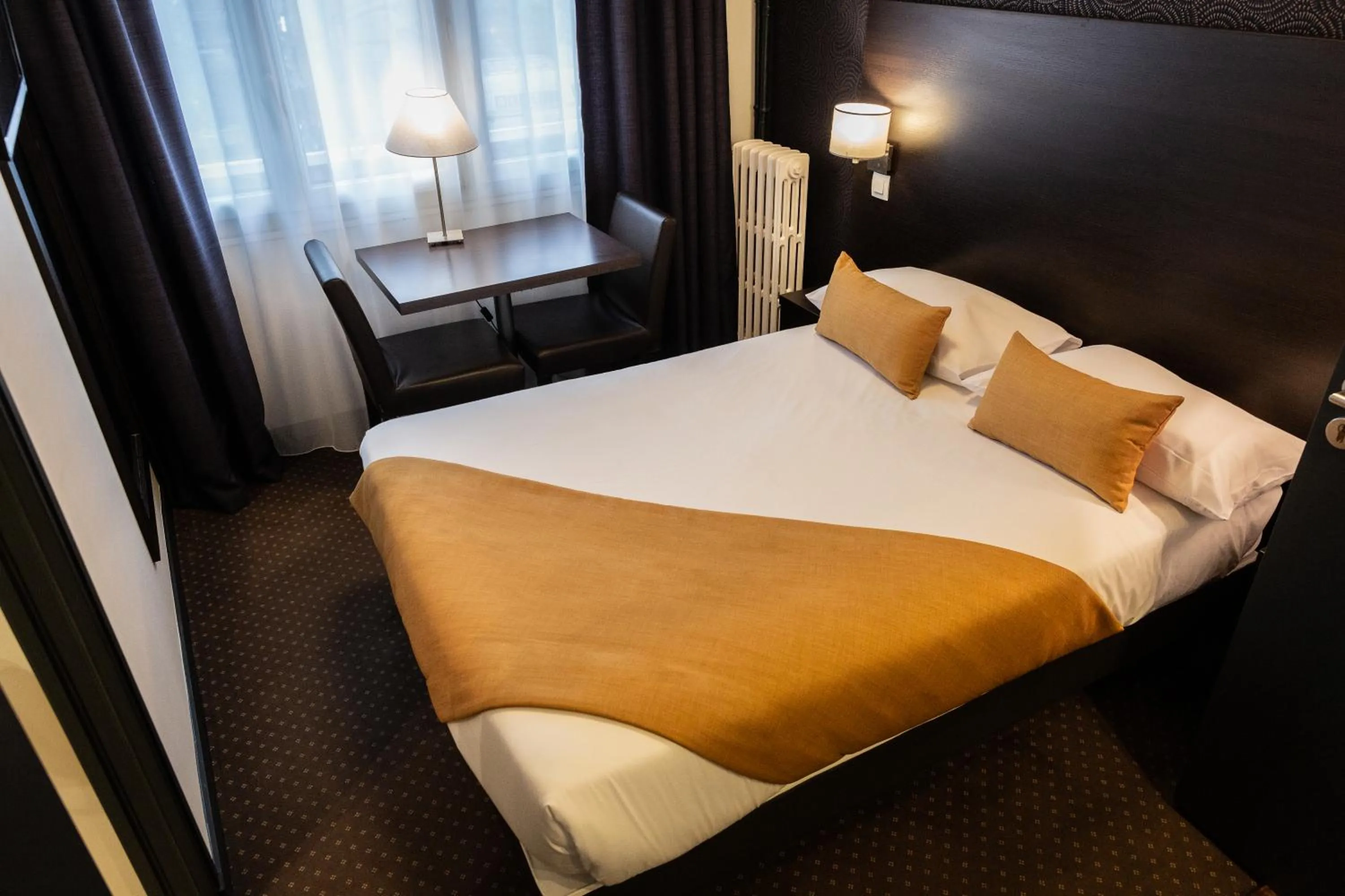 Bedroom, Bed in Hotel Astrid Caen centre