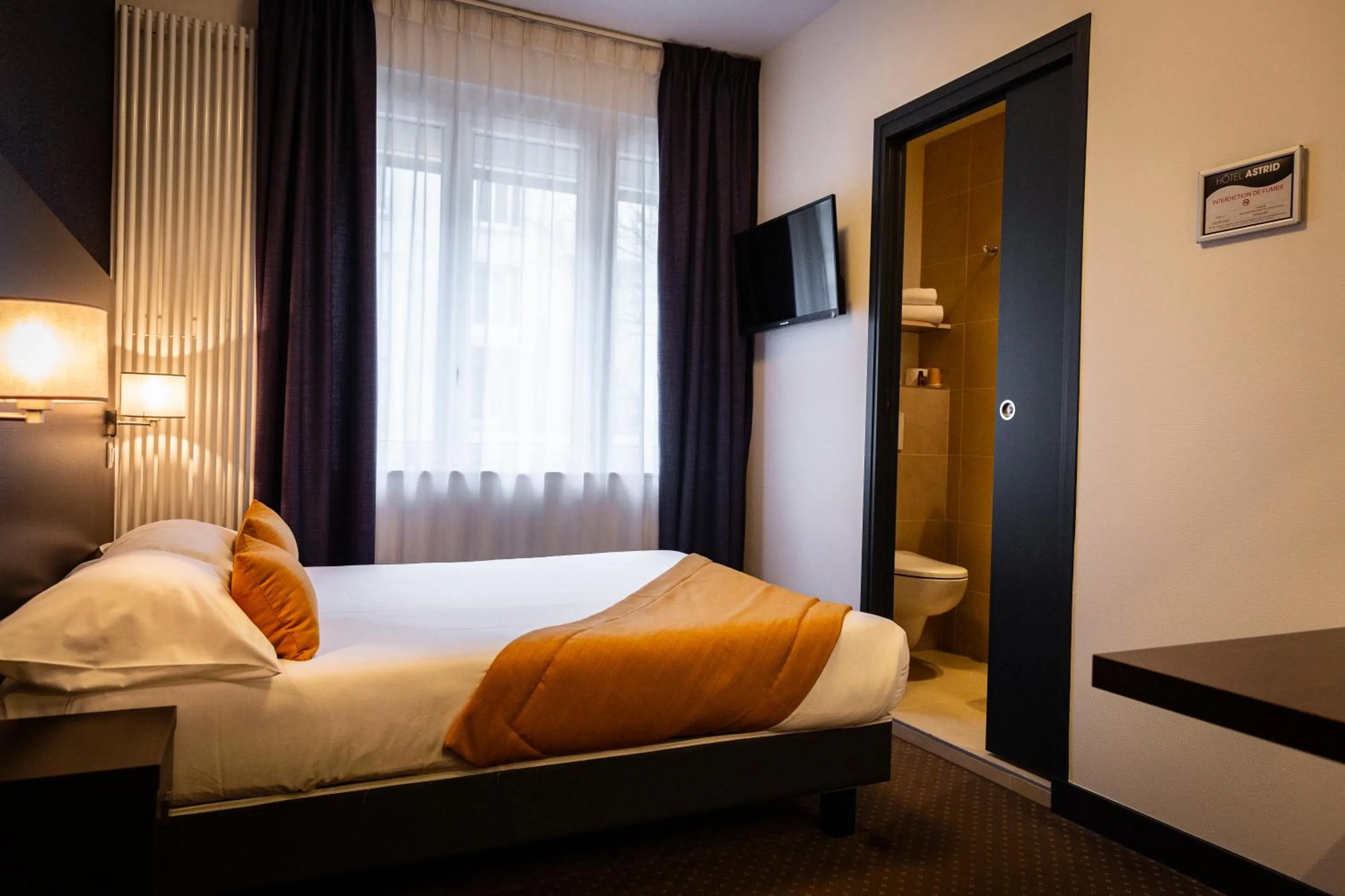 Bedroom, Bed in Hotel Astrid Caen centre