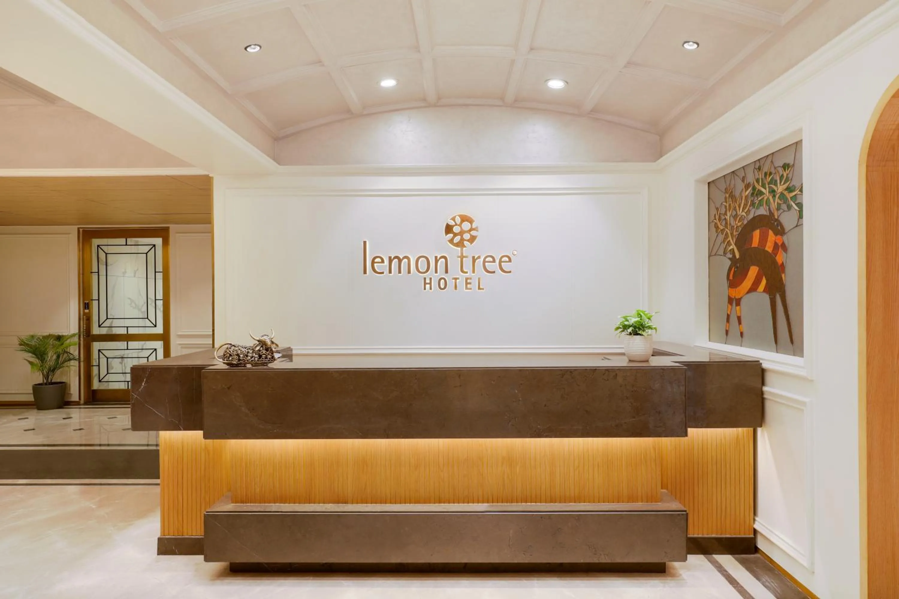 Lobby or reception in Lemon Tree Hotel Bhopal