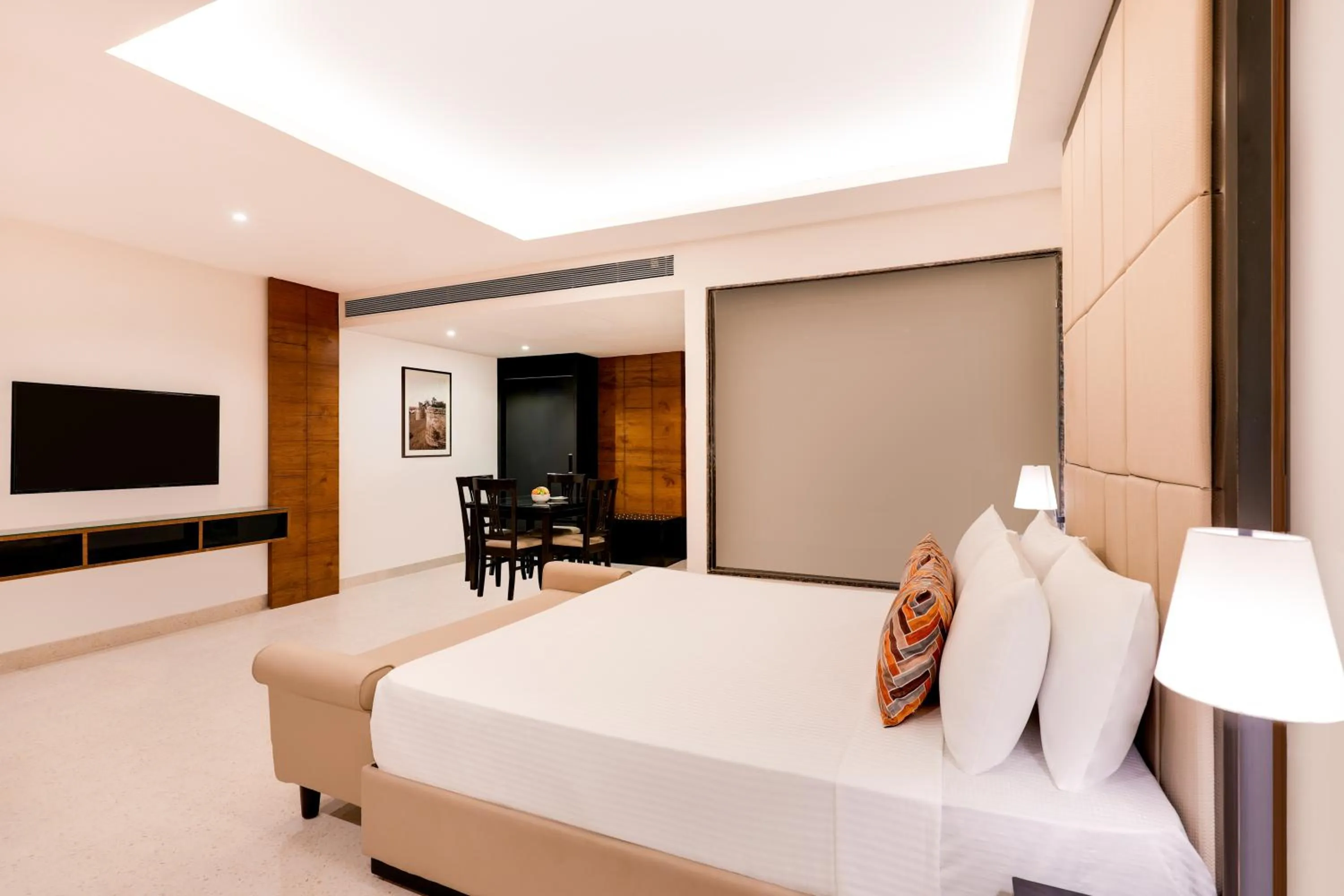 TV and multimedia, Bed in Lemon Tree Hotel Bhopal