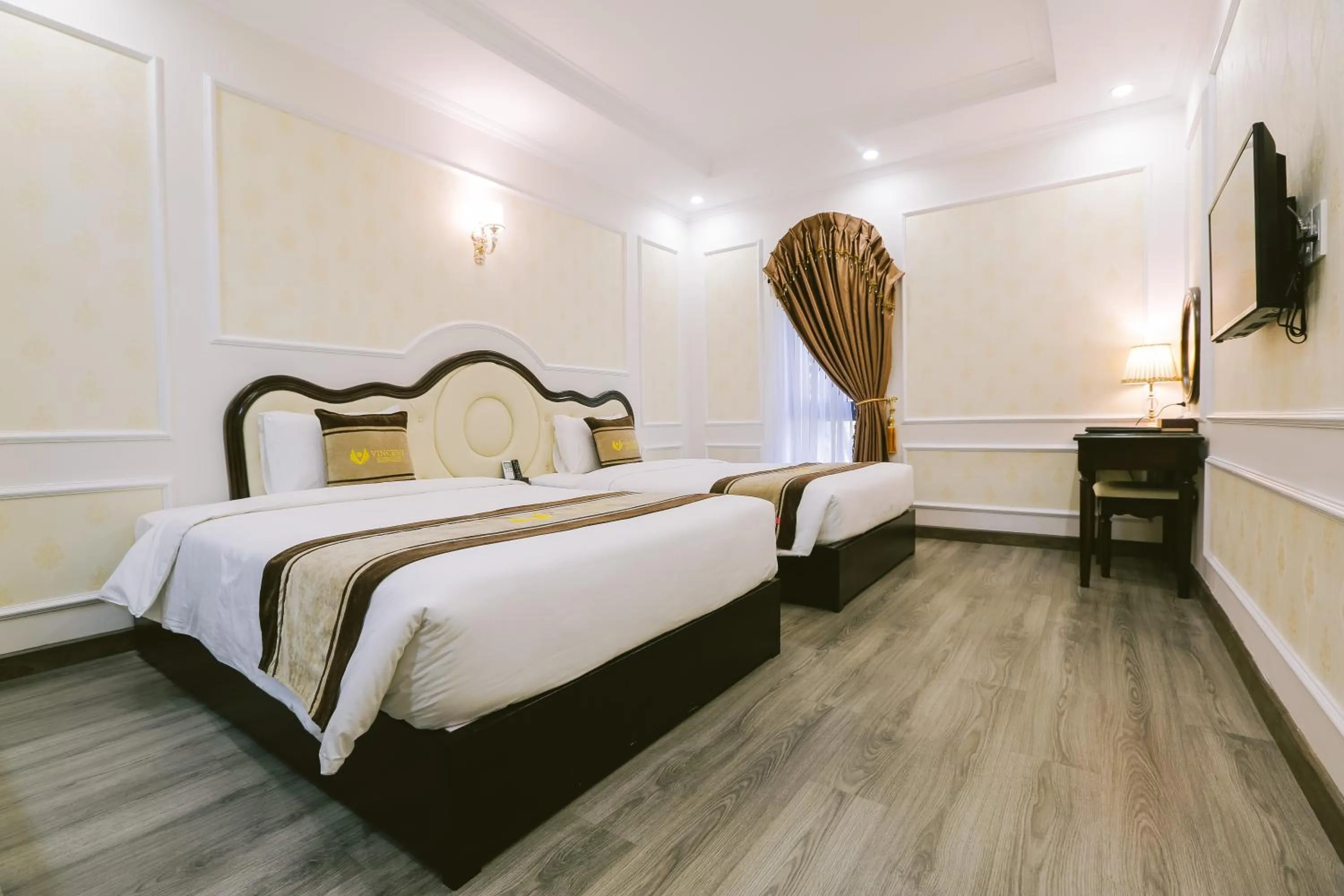 Bed in Vincent Halong Hotel