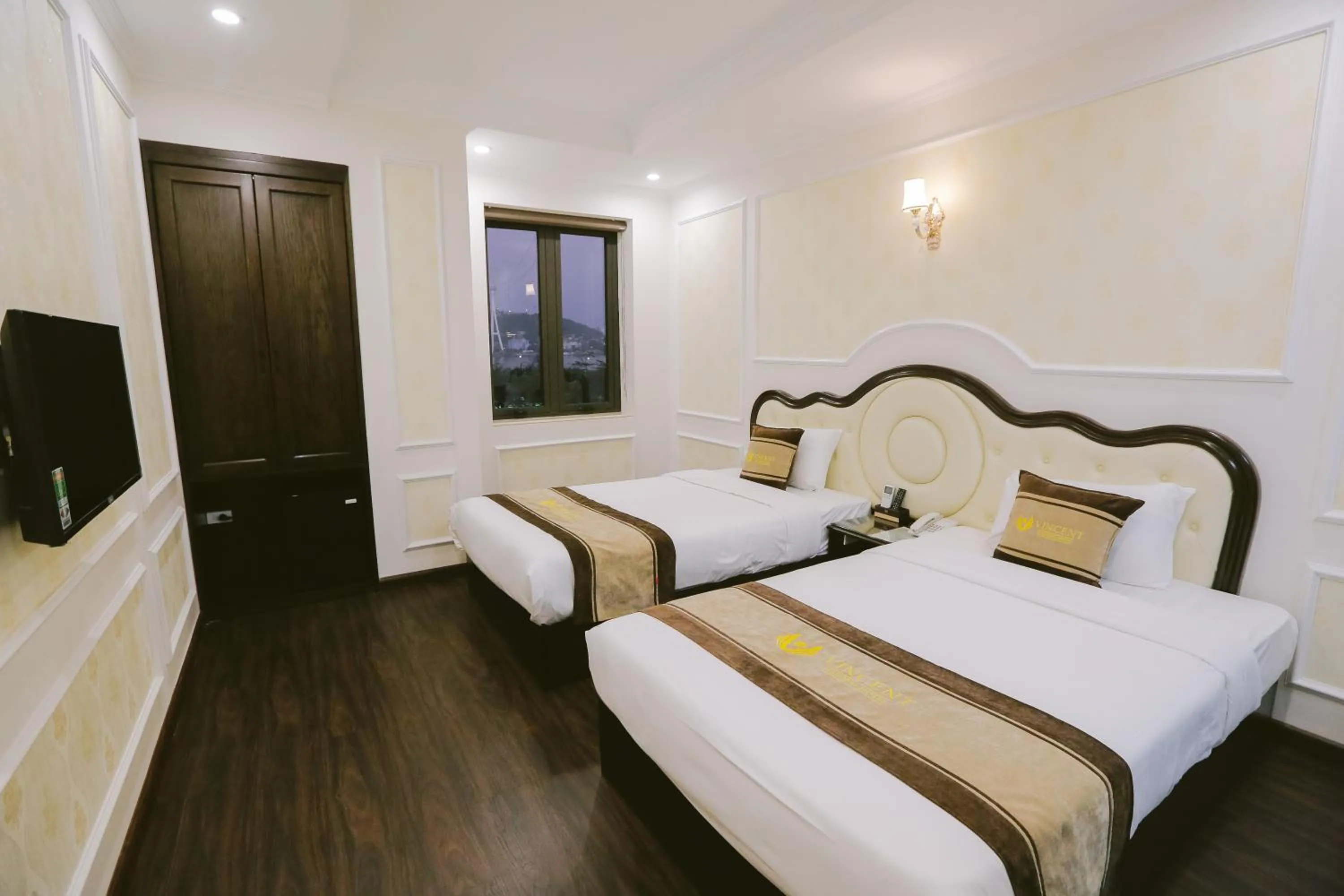 Bed in Vincent Halong Hotel