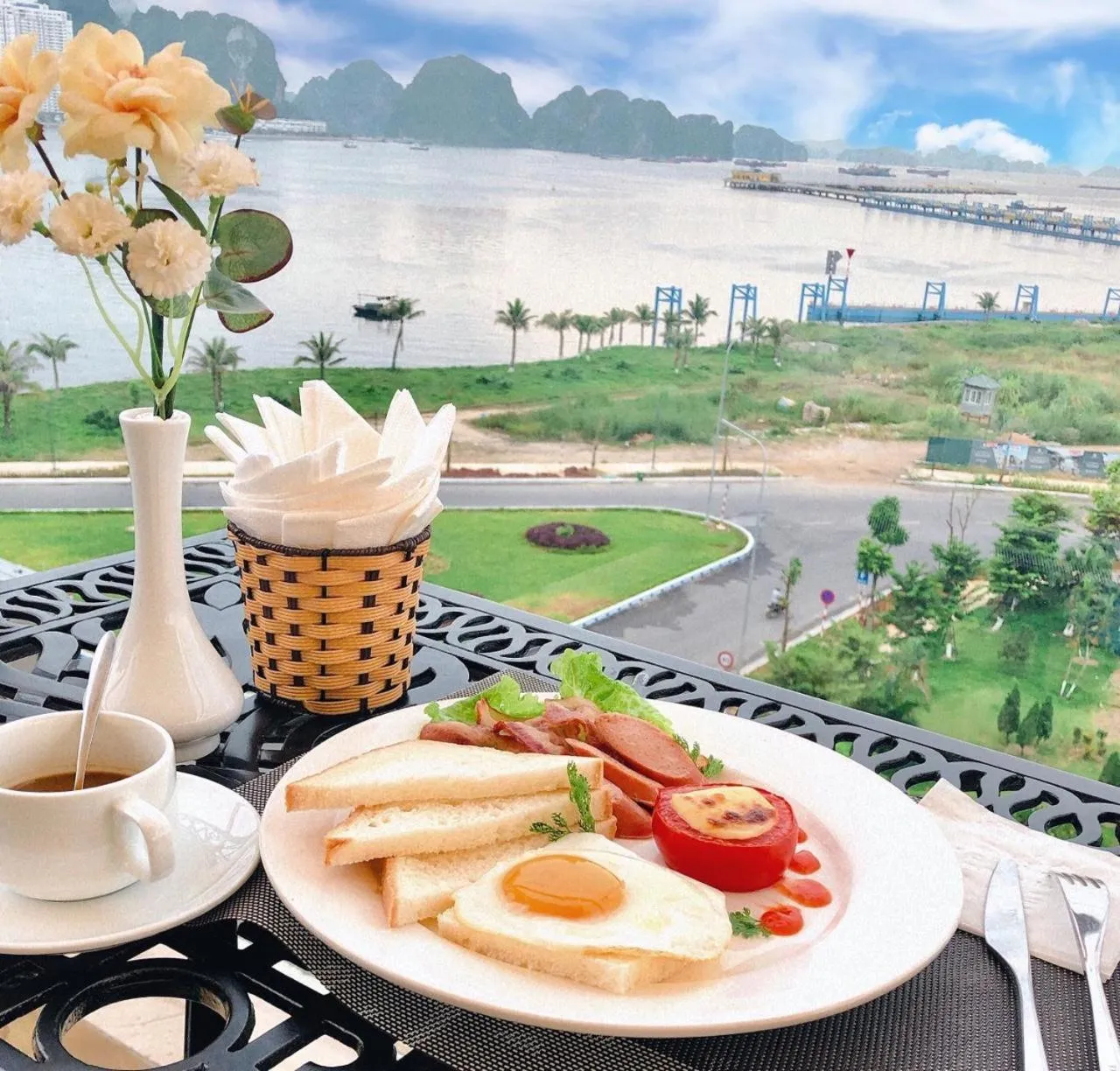 Food and drinks in Vincent Halong Hotel