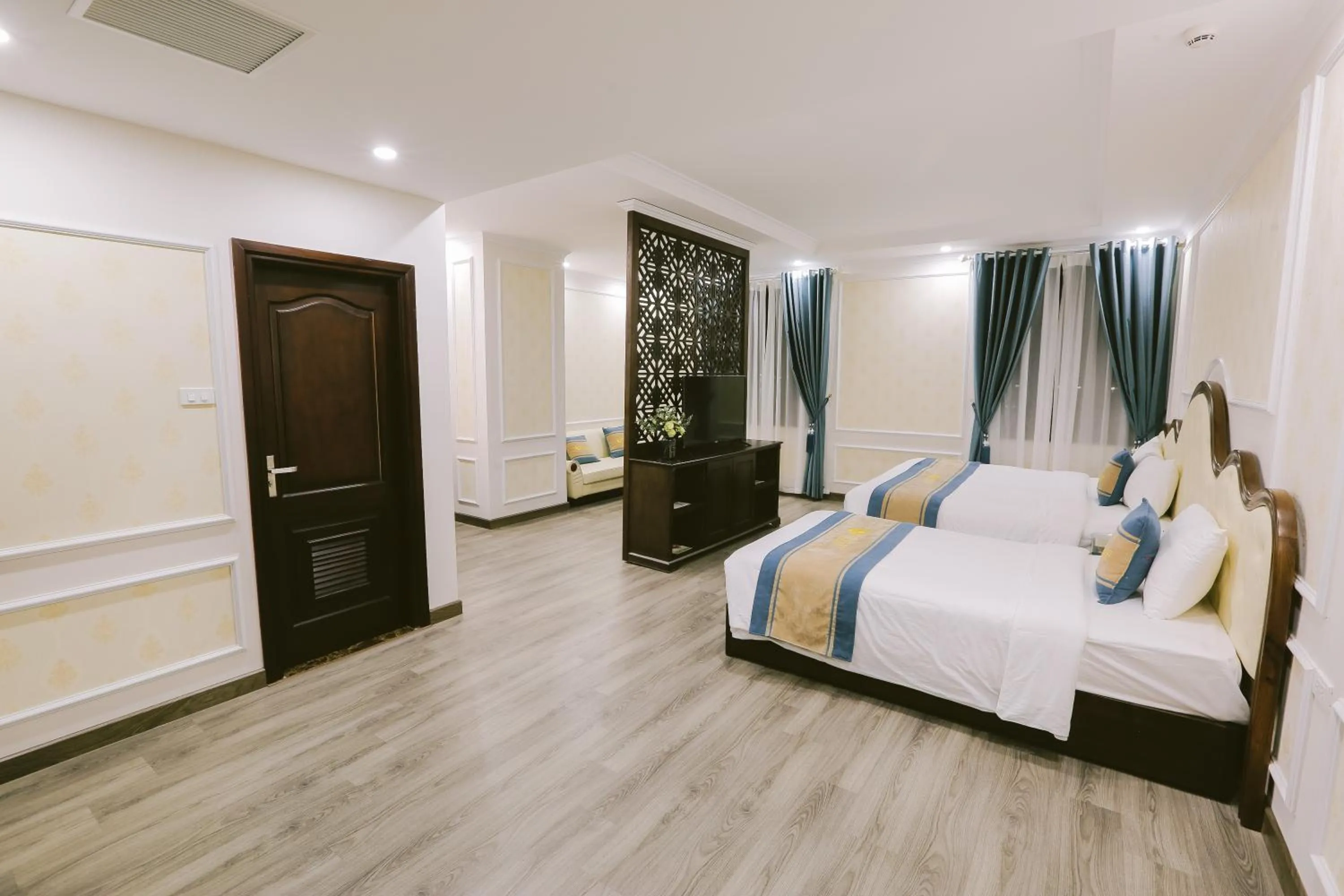 Bed in Vincent Halong Hotel